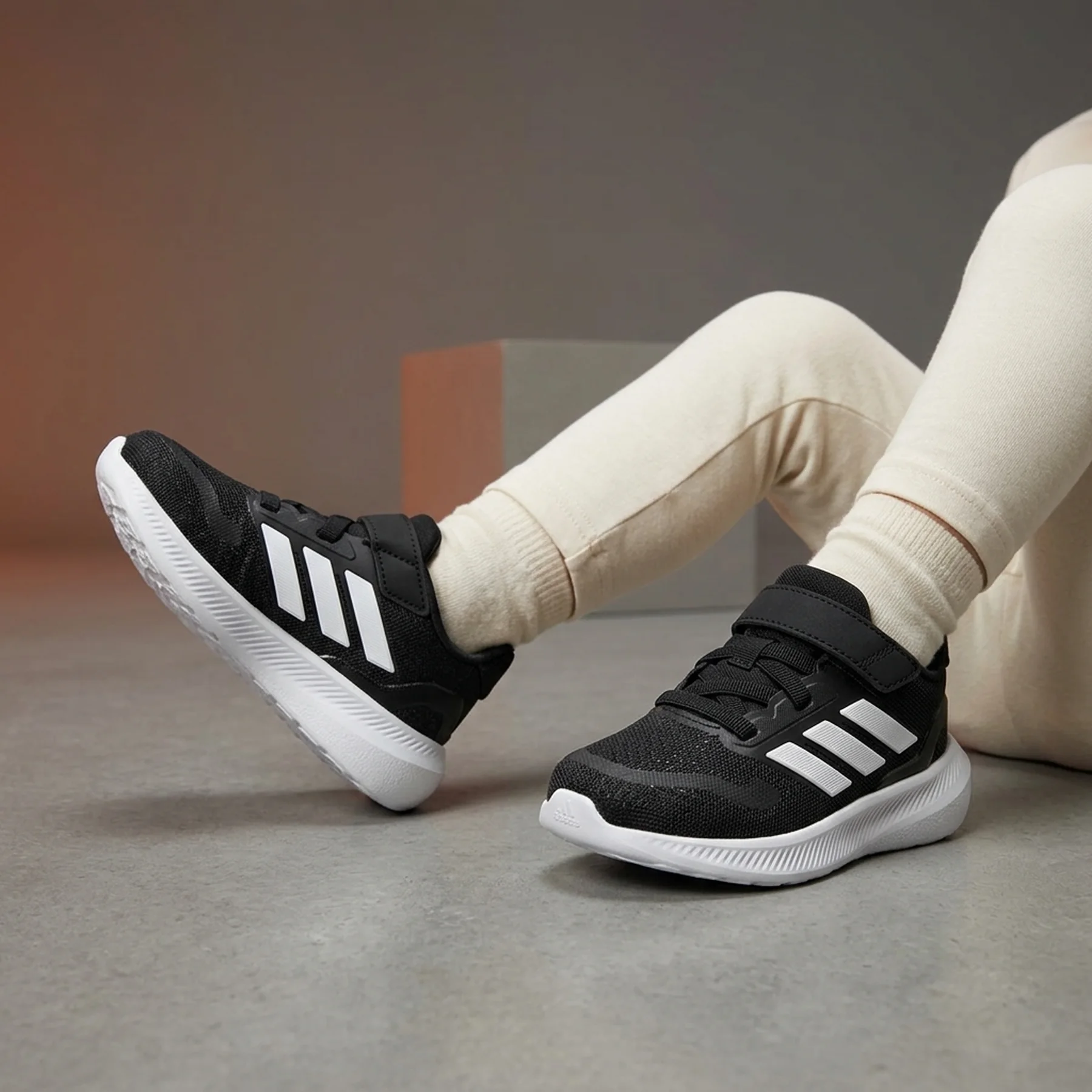 Кросівки дитячі RUNFALCON 5 EL I IE8598 Adidas 22 Чорний