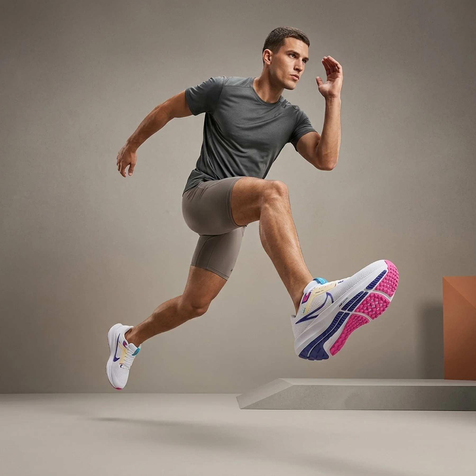 Кросівки для бігу чоловічі Nike Air Zoom Pegasus 40 (DV3853-105)