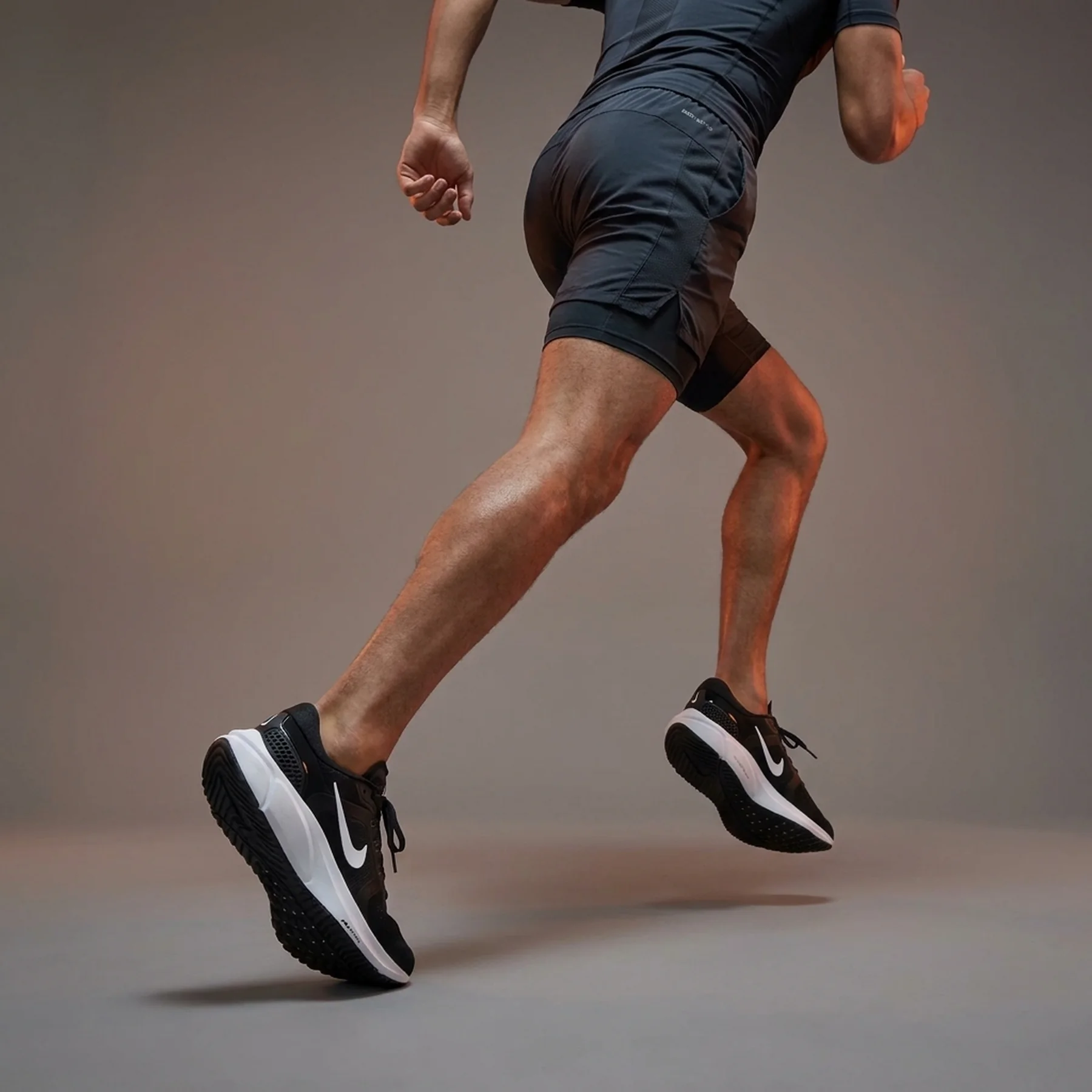 Кросівки для бігу чоловічі Nike Air Zoom Vomero 15 (CU1855-001)