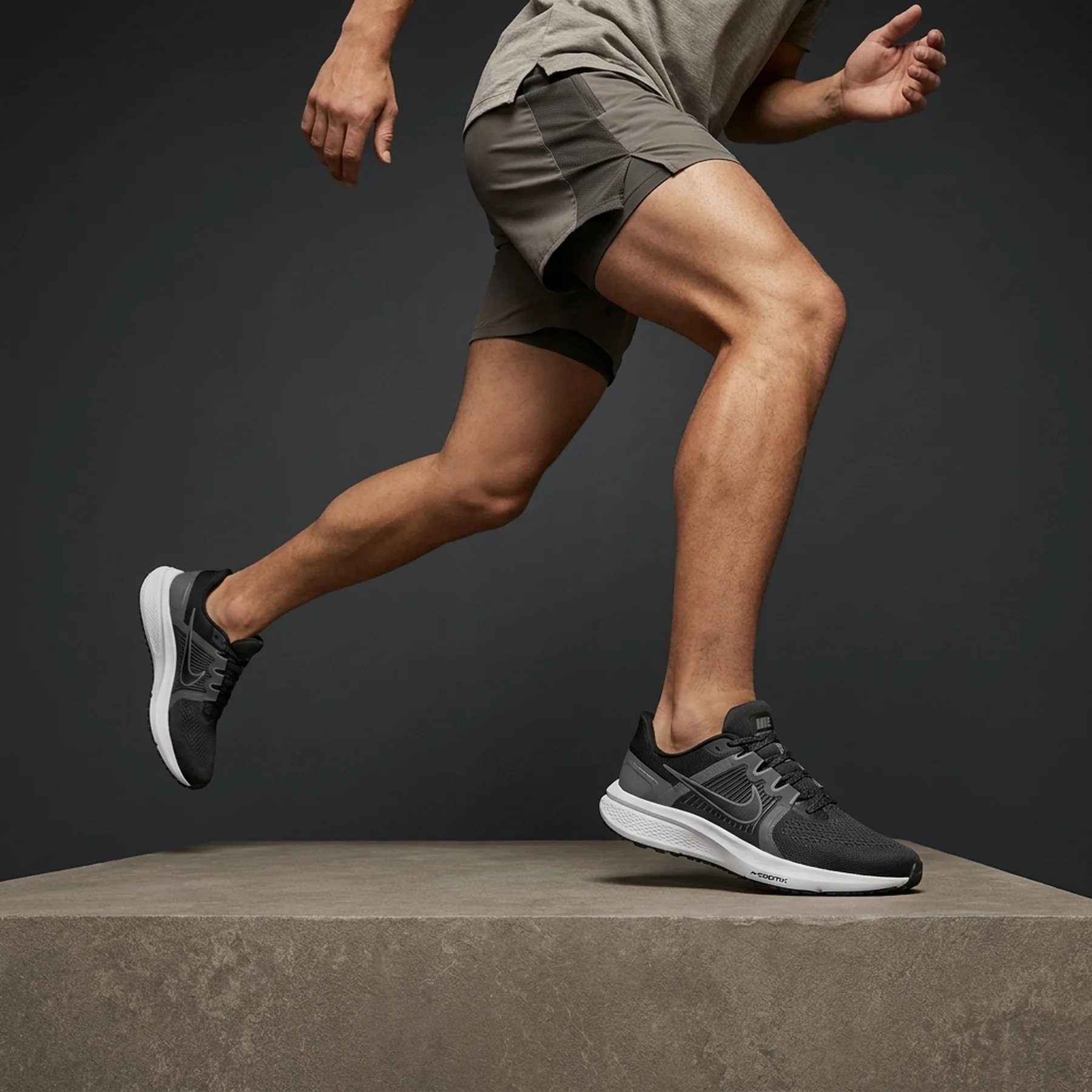 Кросівки для бігу чоловічі Nike Air Zoom Vomero 16 (DA7245-010)