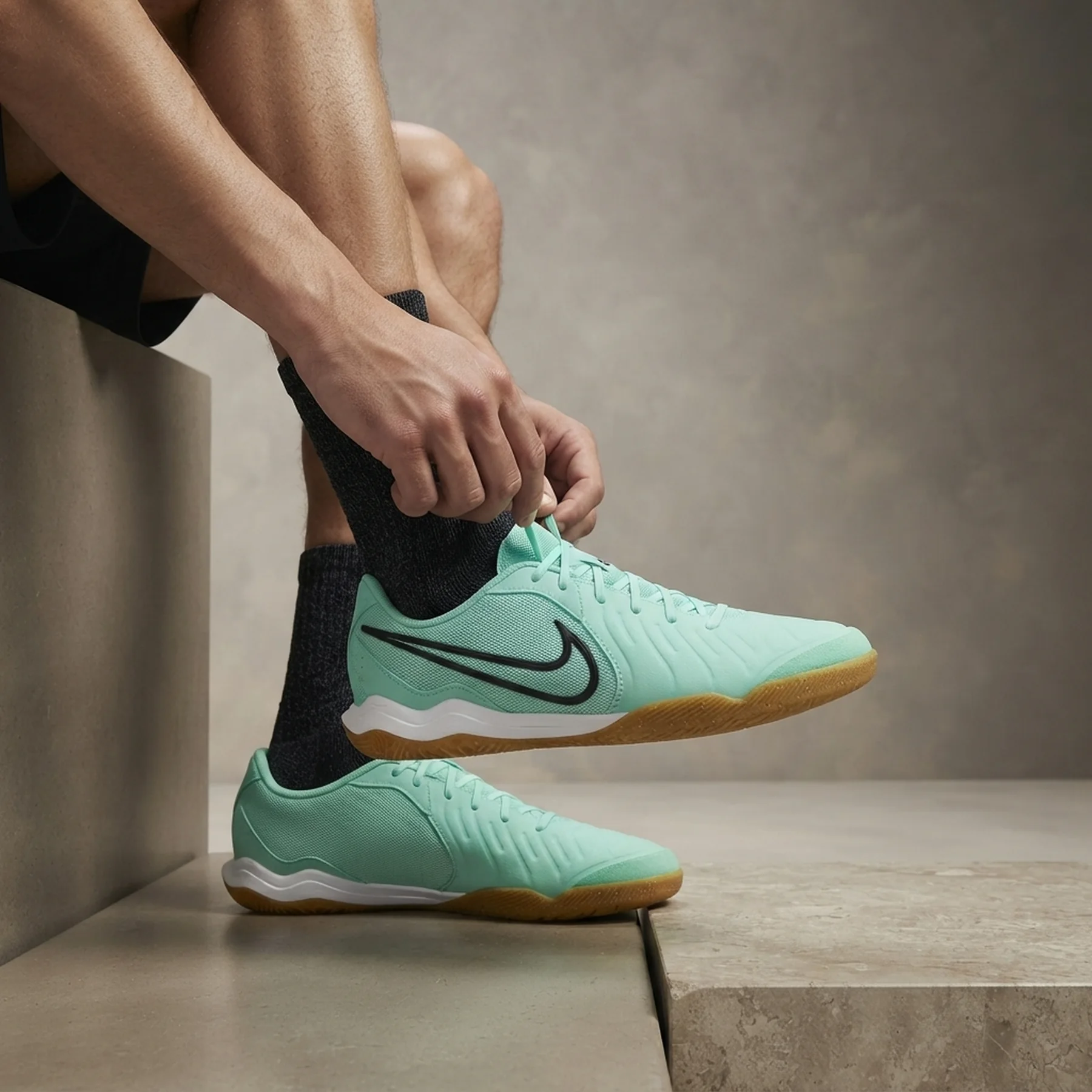 Кросівки для бігу чоловічі Nike Legend 10 Academy Ic (DV4341-300)