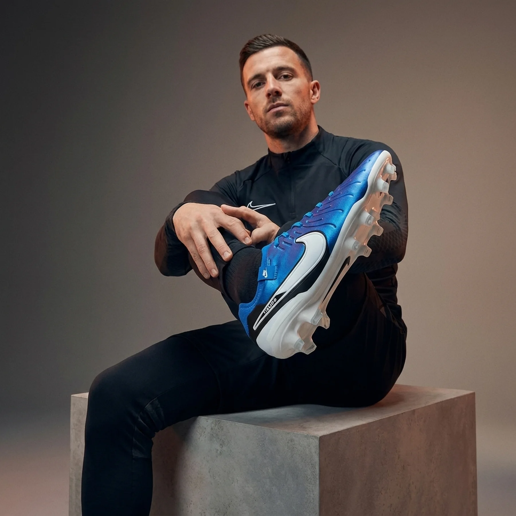 Кросівки для бігу чоловічі Nike Legend 10 Pro Fg (DV4333-400)