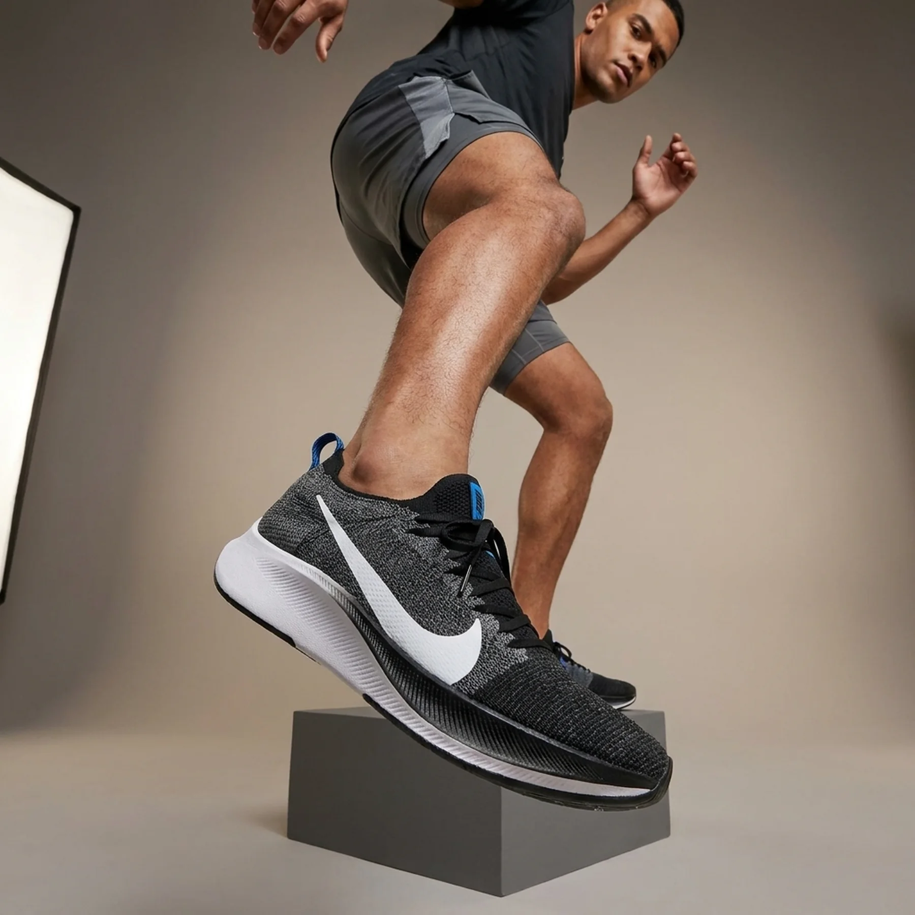 Кросівки для бігу чоловічі Nike Zoom Fly 4 (CT2392-001)