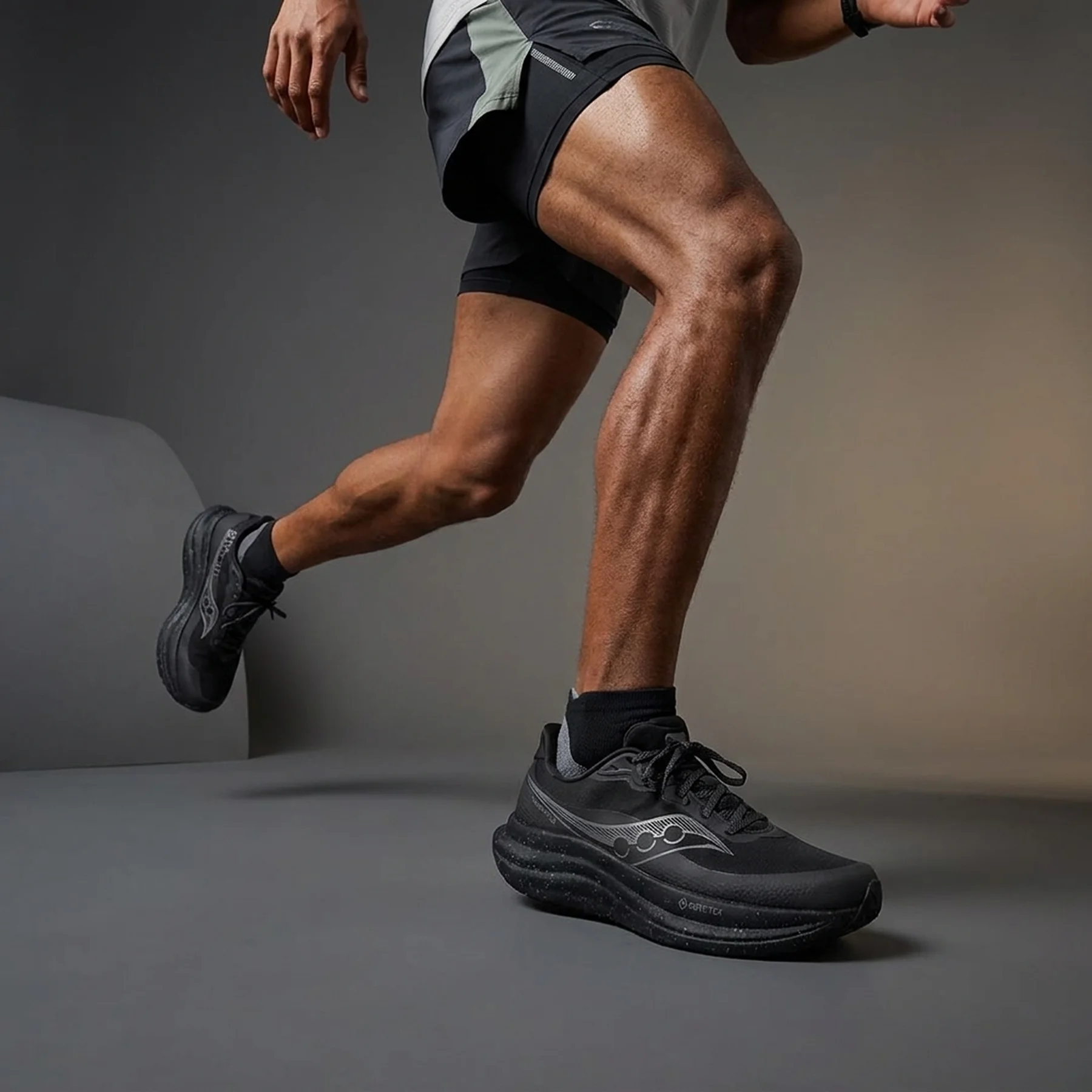 Кросівки для бігу TRIUMPH 23 GTX S21025-14 Saucony 8,5 (42) Чорний