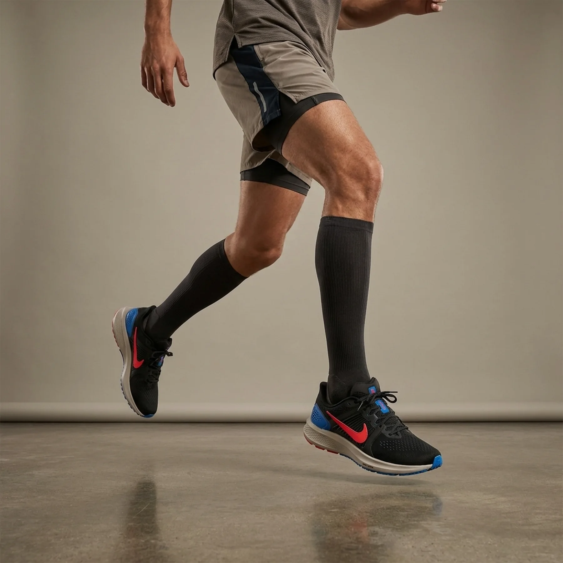 Кросівки для бігу унісекс Nike Air Zoom Vomero 15 (CU1855-004)
