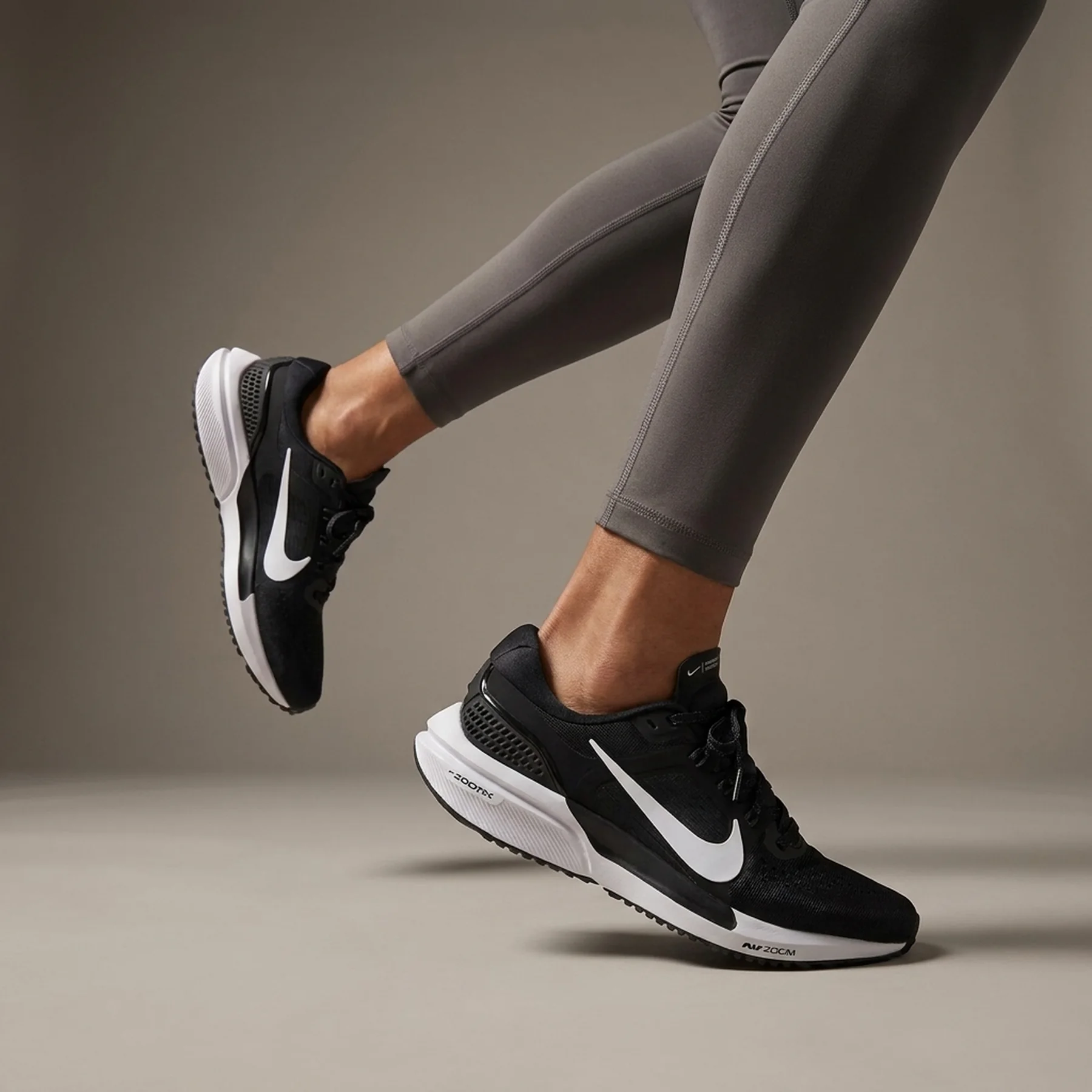 Кросівки для бігу унісекс Nike Air Zoom Vomero 15 (CU1856-001)
