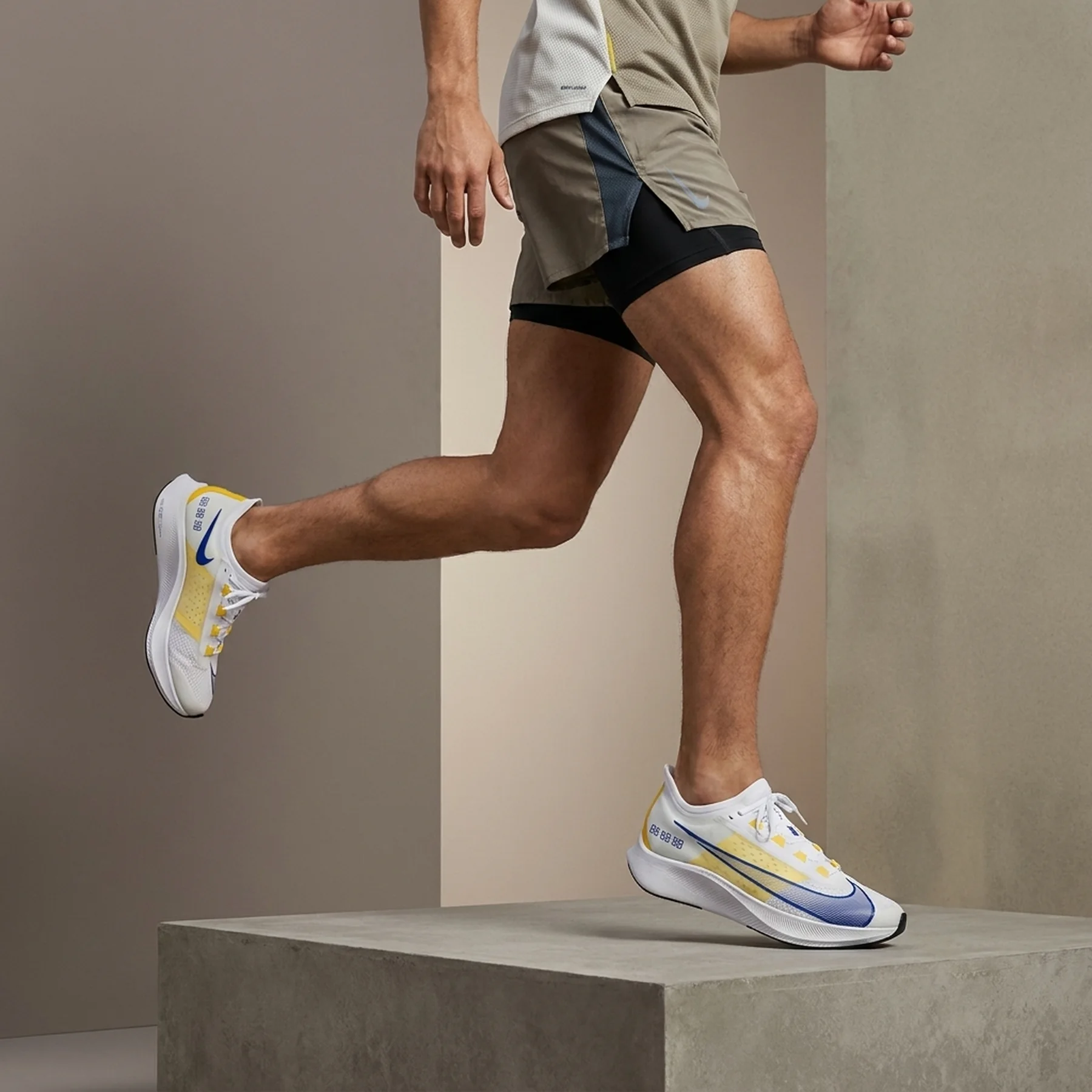 Кросівки для бігу унісекс Nike Zoom Fly 3 (AT8241-104)