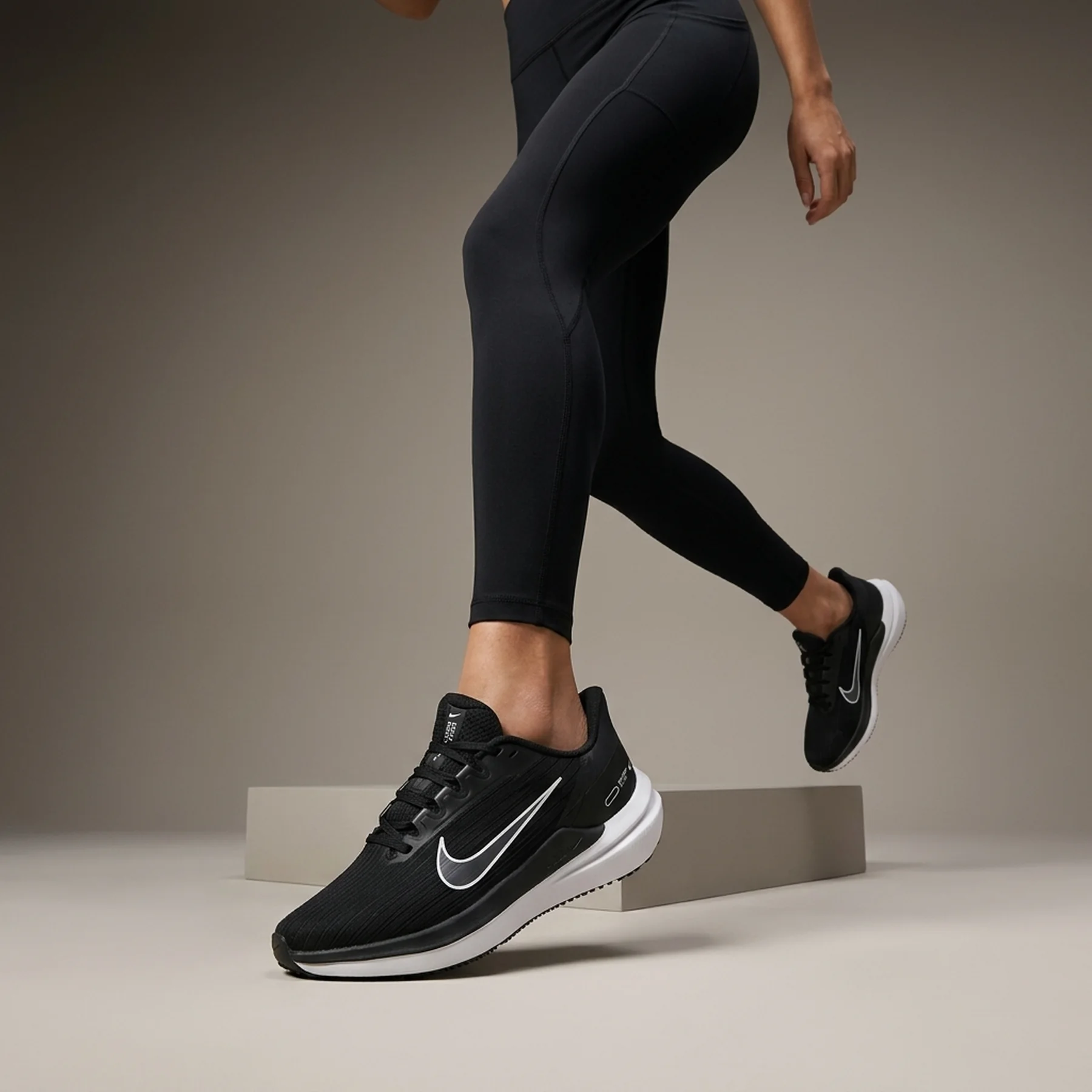 Кросівки для бігу жіночі Nike Air Winflo 9 W (DD8686-001)