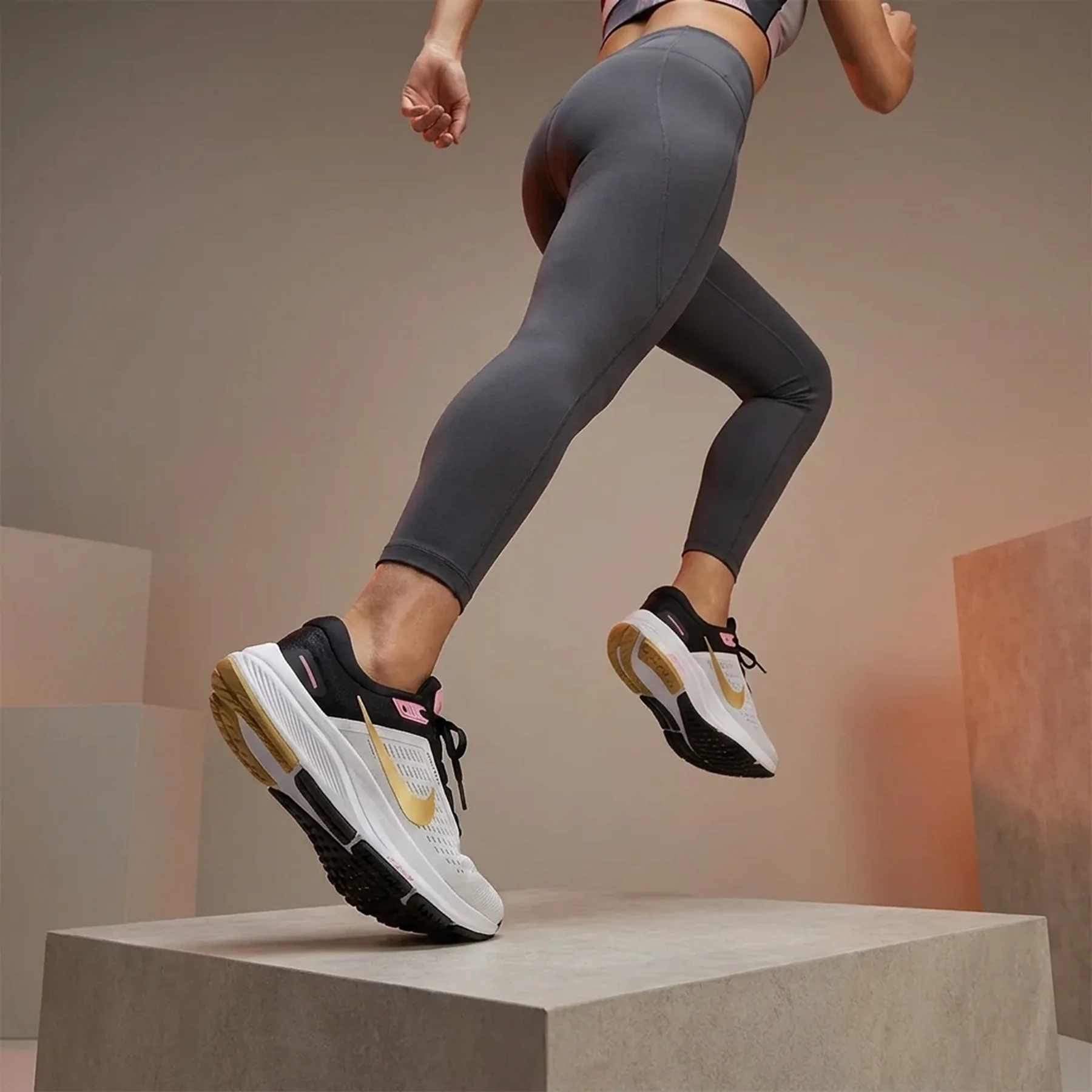 Кросівки для бігу жіночі Nike Air Zoom Structure 24 (DA8570-106)