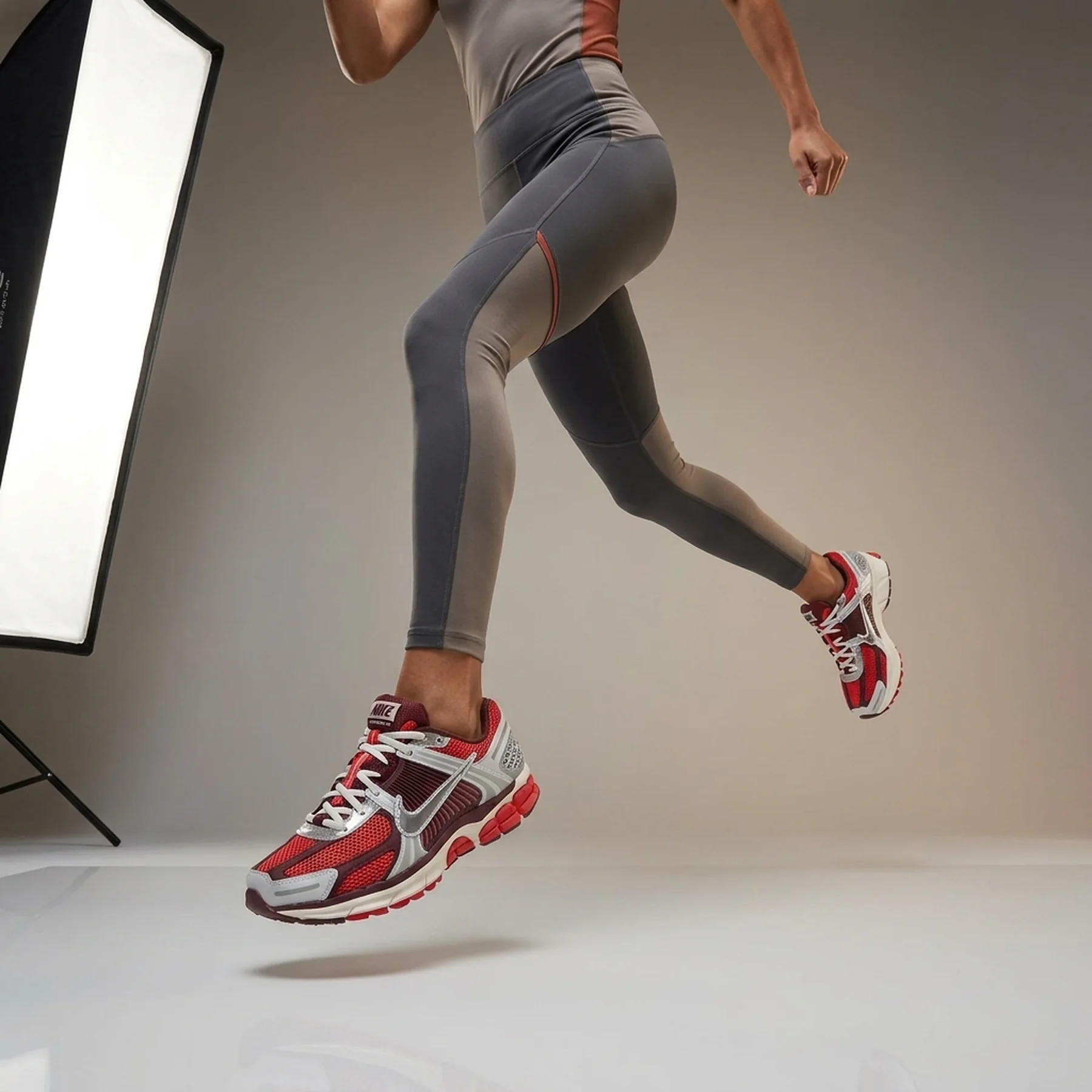 Кросівки для бігу жіночі Nike Air Zoom Vomero 5 (FN7778-600)