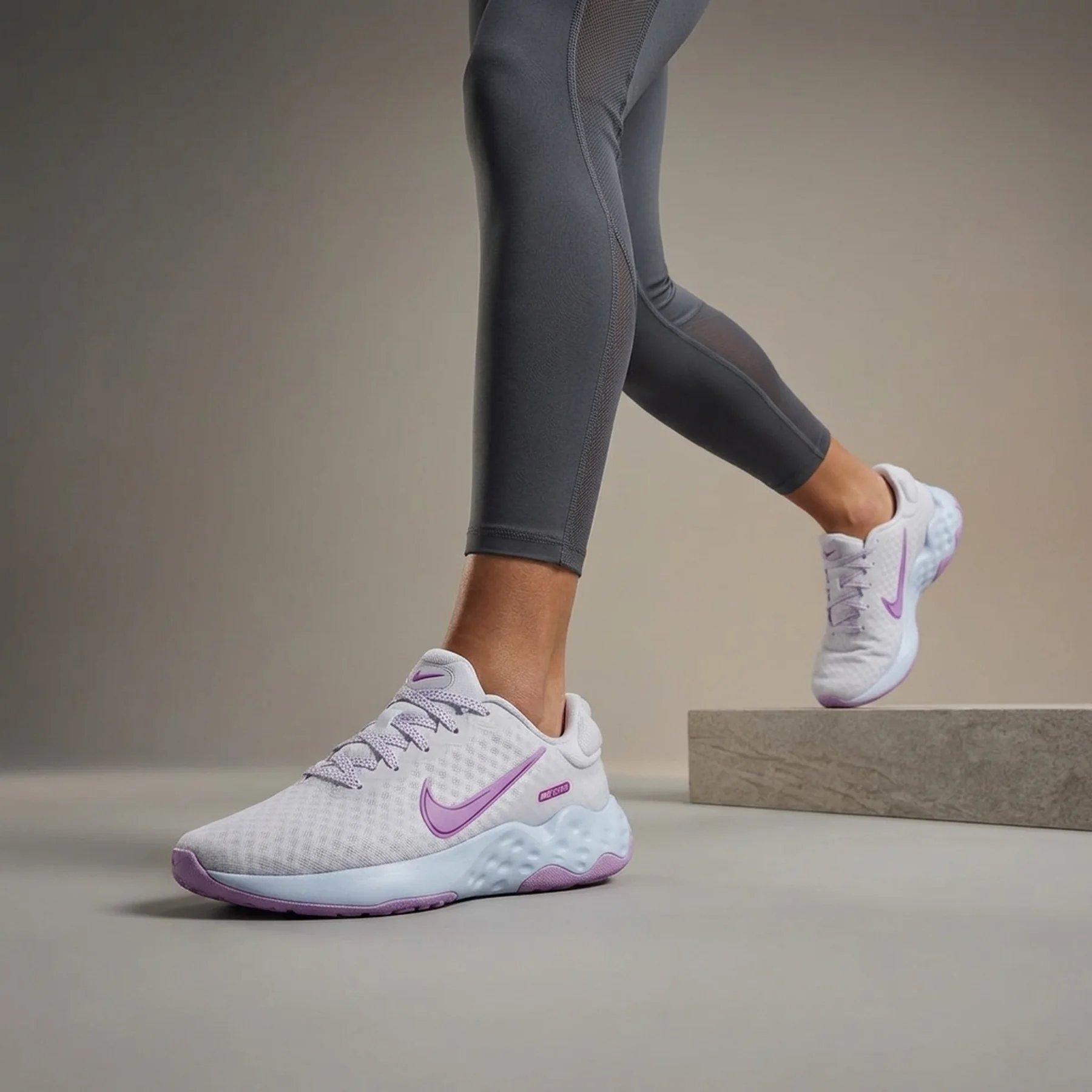 Кросівки для бігу жіночі Nike Renew Ride 3 (DC8184-102)