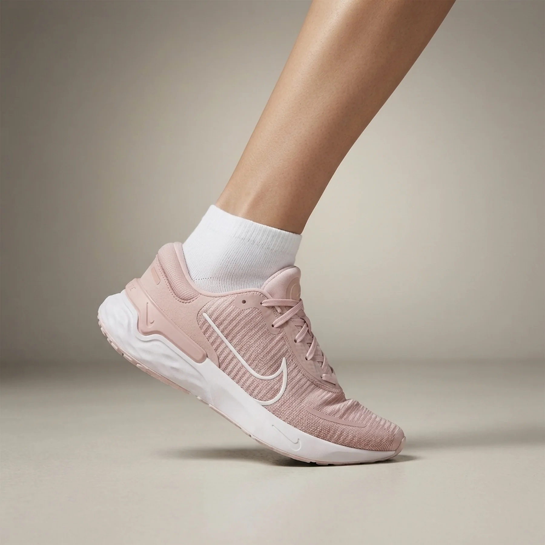 Кросівки для бігу жіночі Nike Renew Run 4 (DR2682-600)