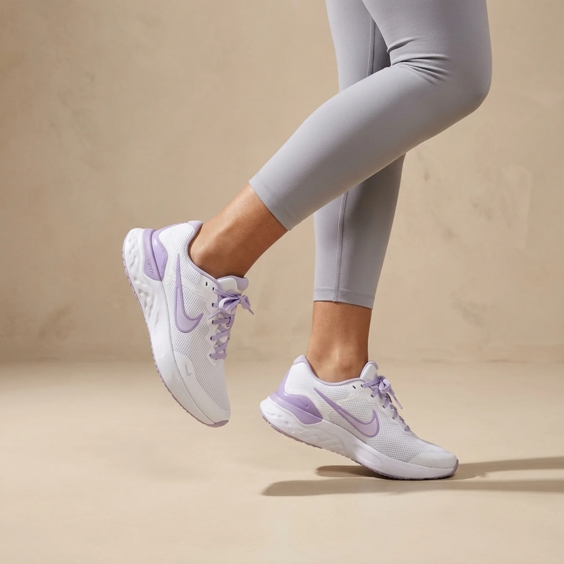 Кросівки для бігу жіночі Nike Renew Run 5 (DR2682-100)