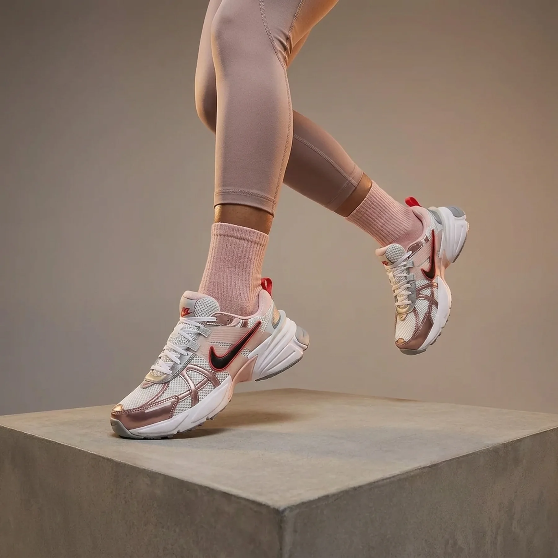 Кросівки для бігу жіночі Nike V2k Run (HF9997-100)