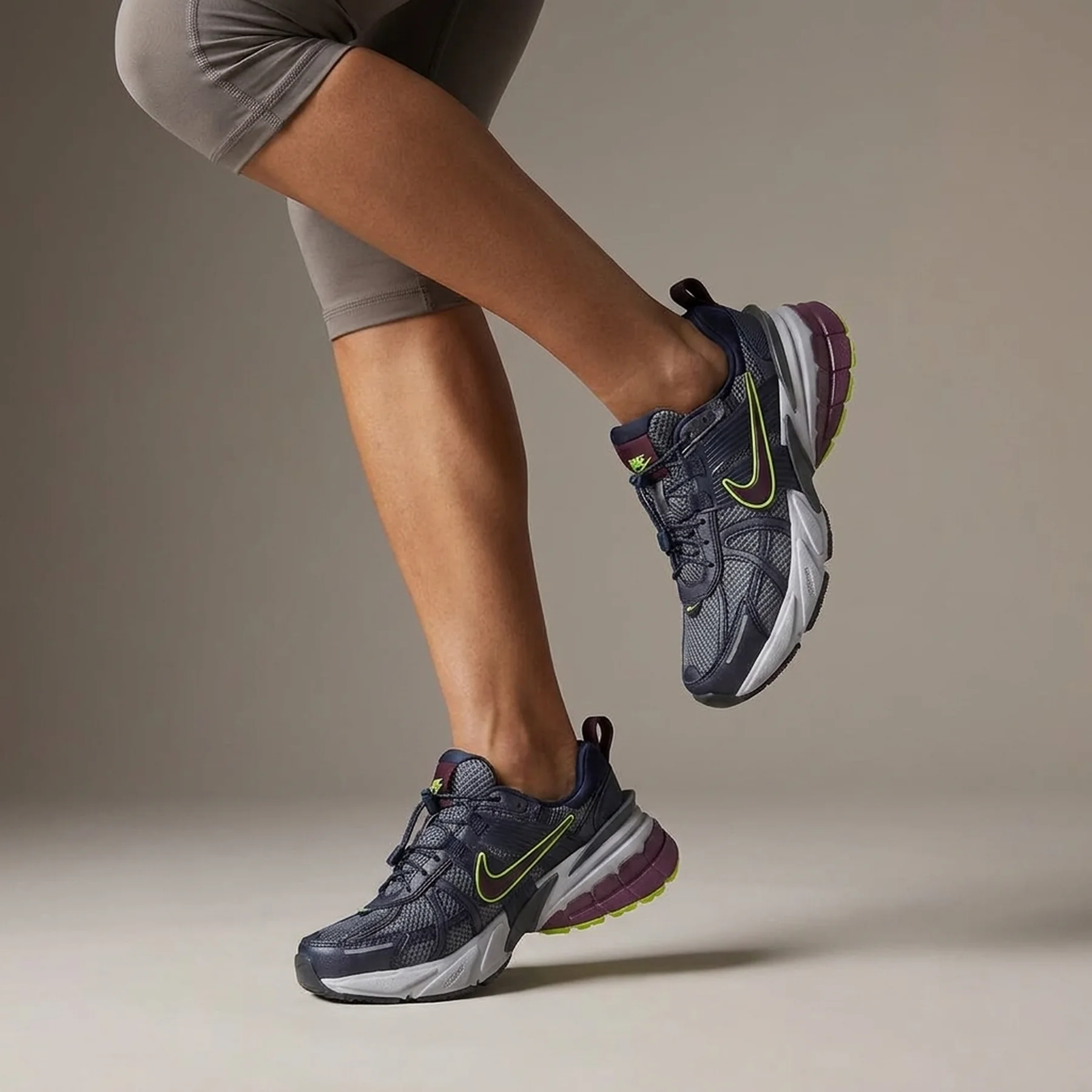 Кросівки для бігу жіночі Nike V2k Run Nh Luminous (FV6602-400)