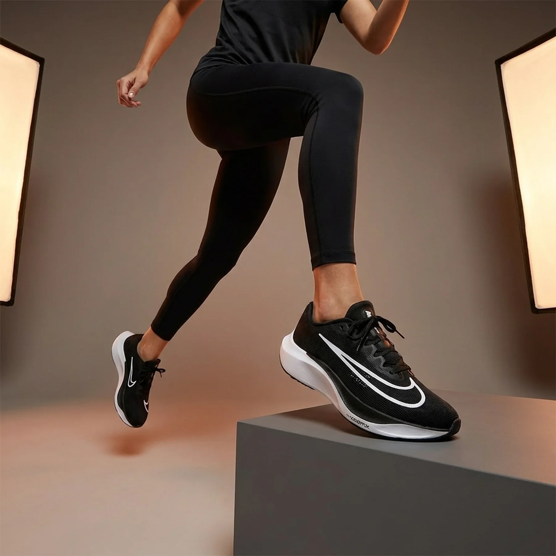 Кросівки для бігу жіночі Nike Zoom Fly 5 (DM8974-001)