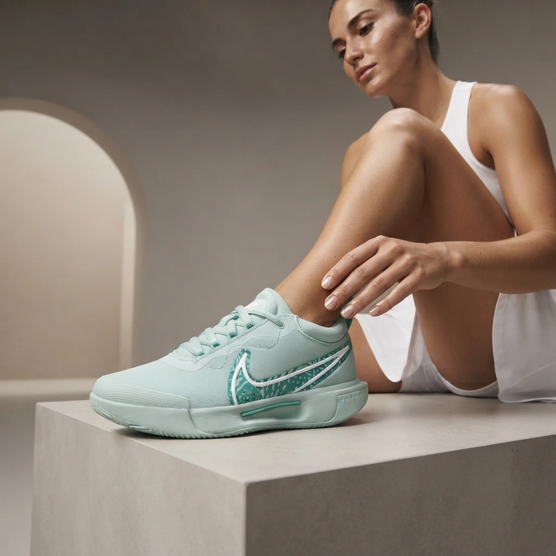 Кросівки для тенісу жіноче Nike Zoom Court Pro Cly (FD1156-300)