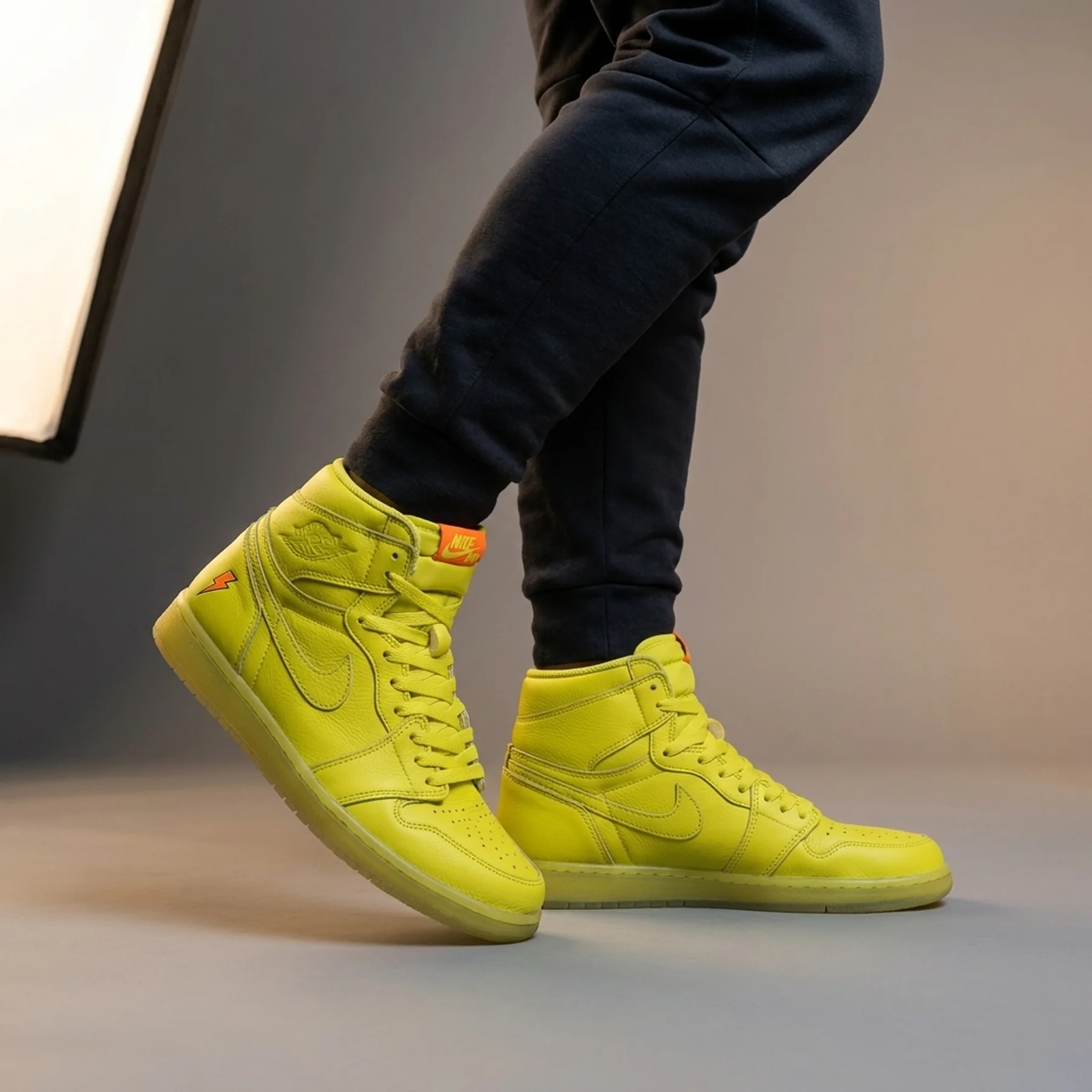 Кросівки Jordan 1 retro high og gatorade cyber yellow