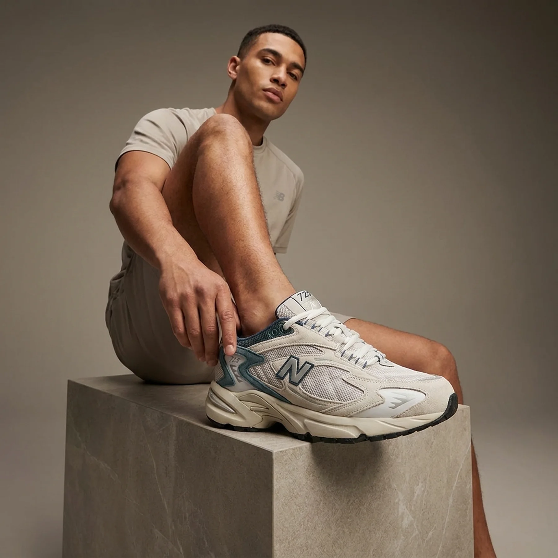 Кросівки New Balance 725 Beige