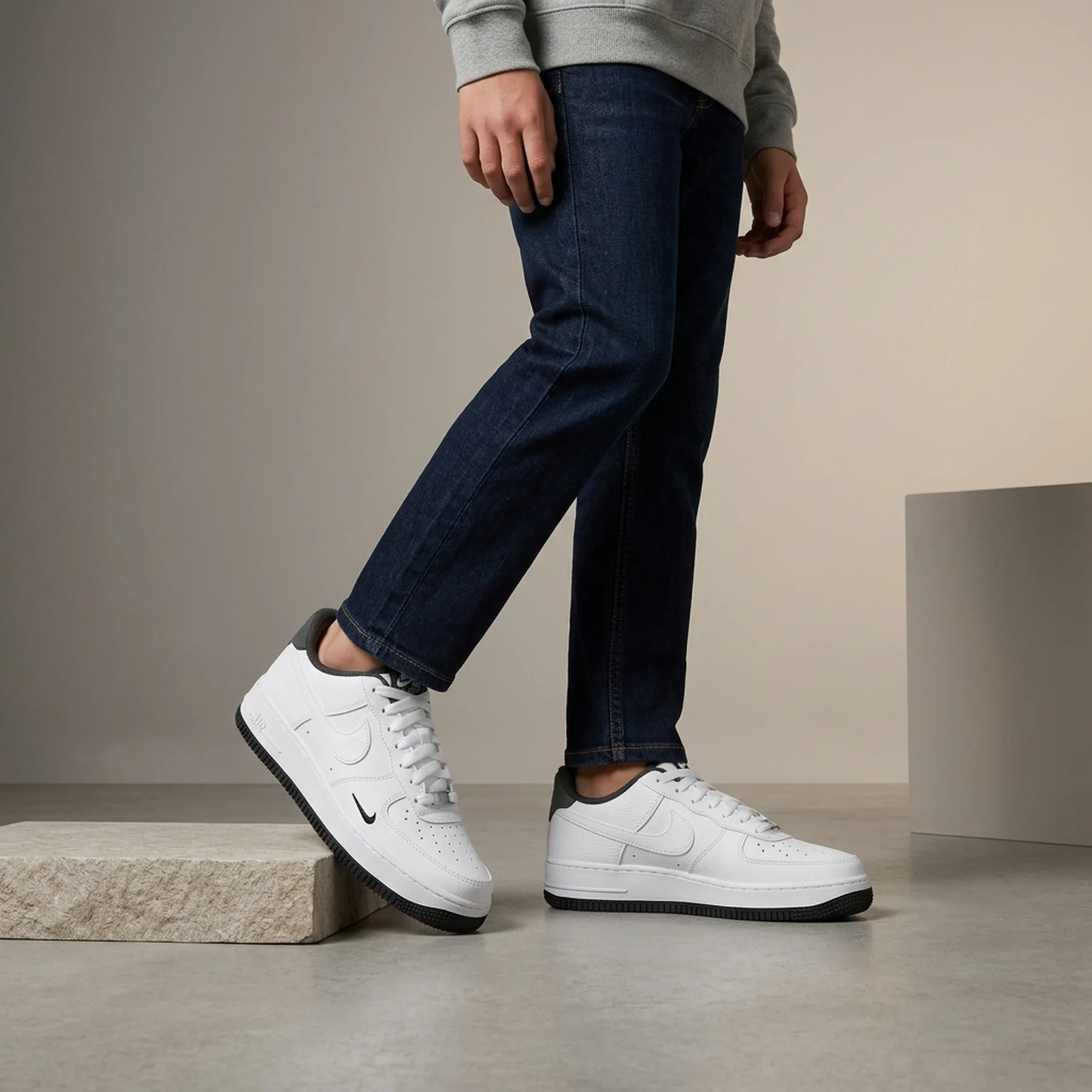 Кросівки підліткові Nike Air Force 1 07 Lv8 (HJ4560-100)
