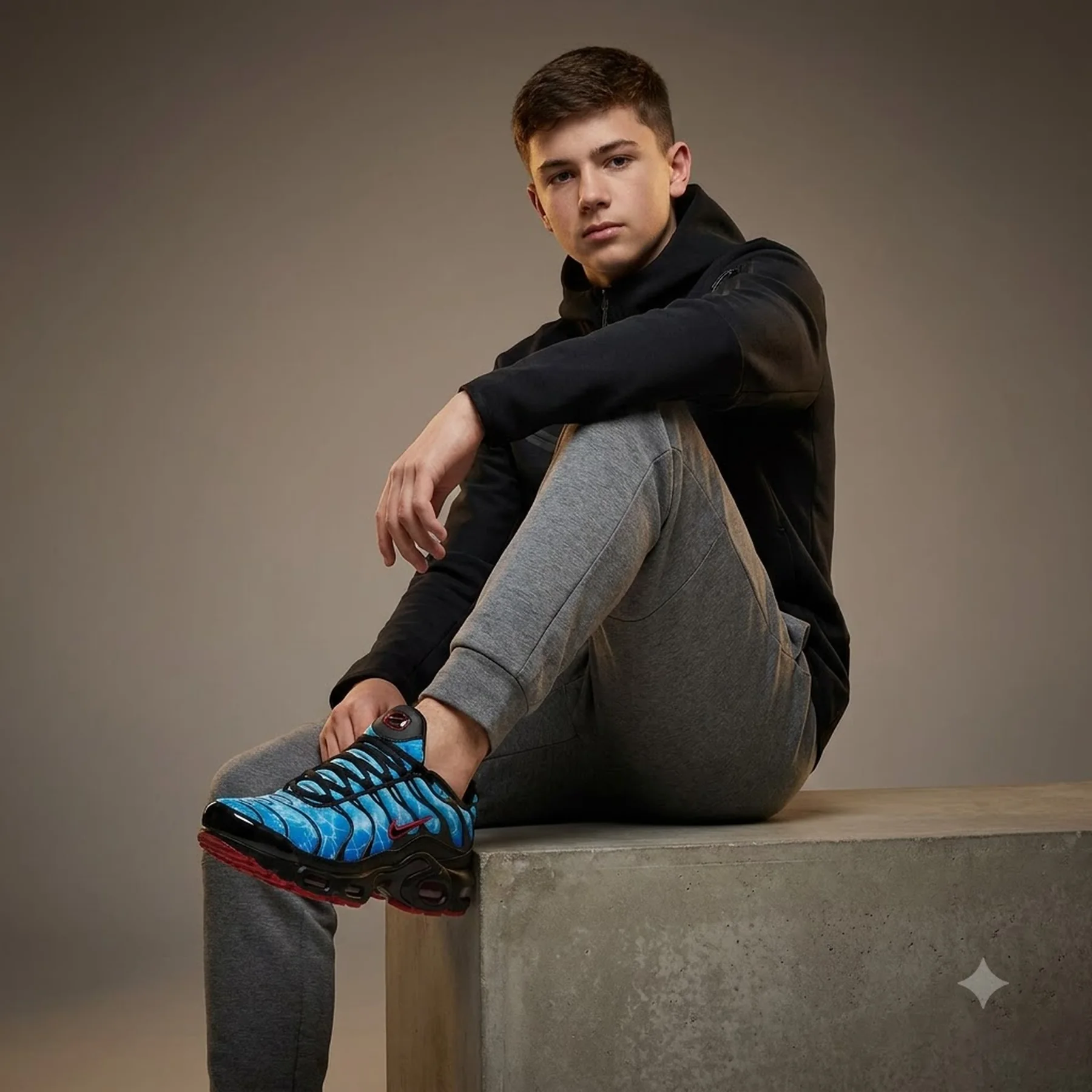 Кросівки підліткові Nike Air Max Plus (HV2884-400)