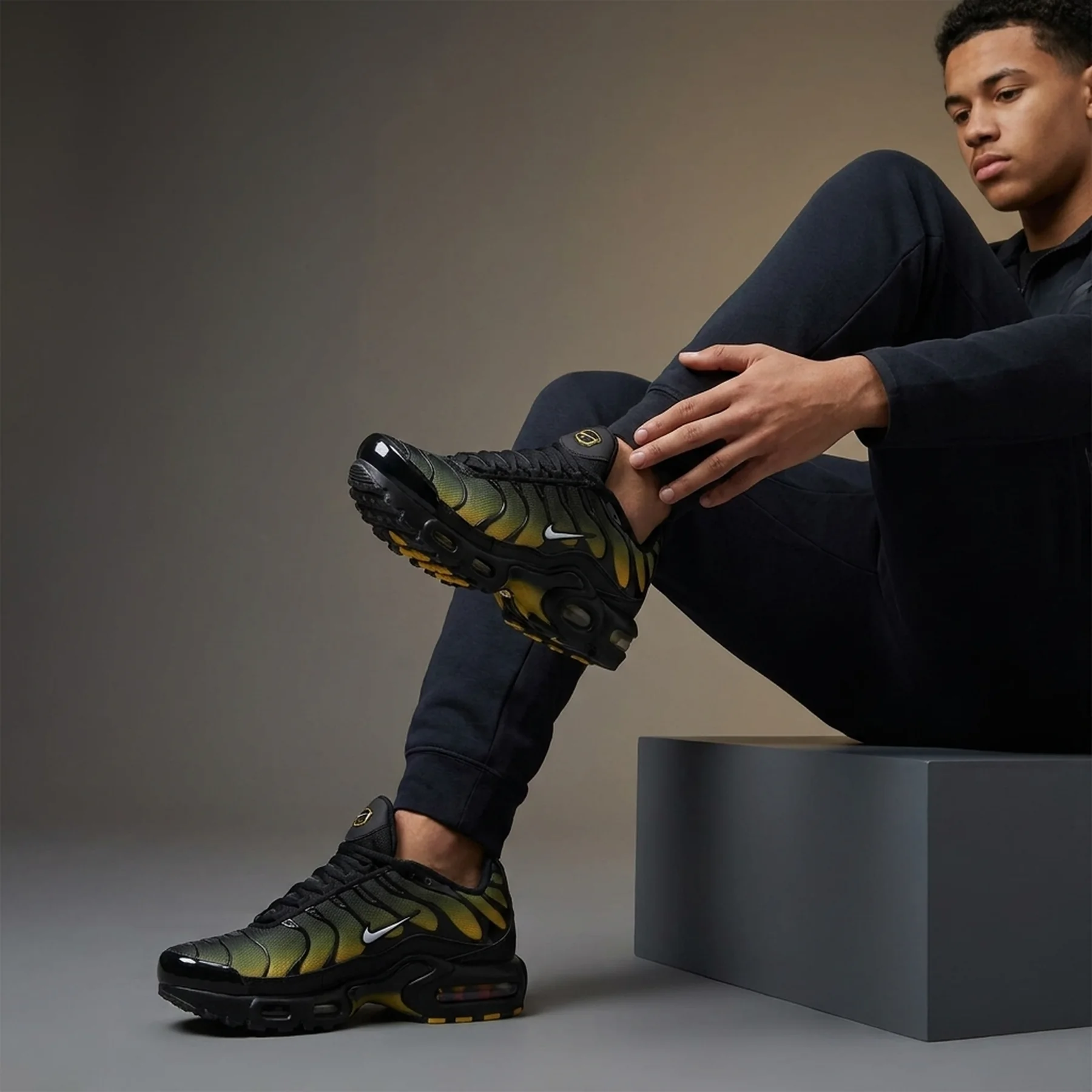 Кросівки підліткові Nike Air Max Plus (IB2870-001)