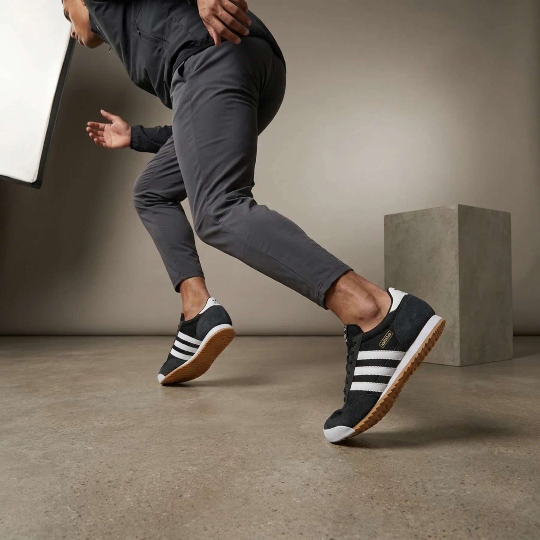 Кросівки R71 IH1324 Adidas 10 (44,5) Чорний