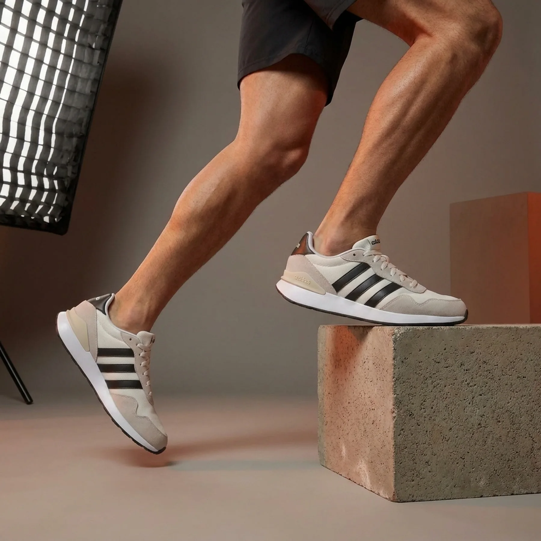Кросівки RUN 60s 4.0 JR6623 Adidas 7,5 (41,5) Бежевий