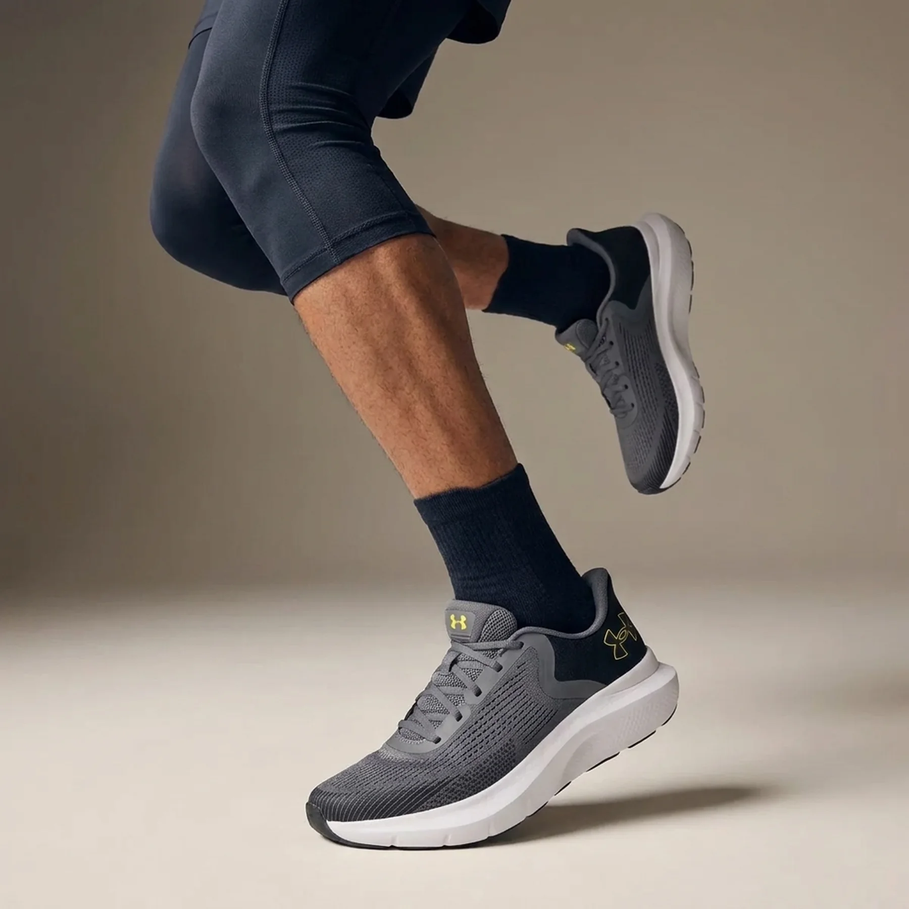 Кросівки UA Charged Rogue 5 3028256-025 Under Armour 10 (44) Сірий