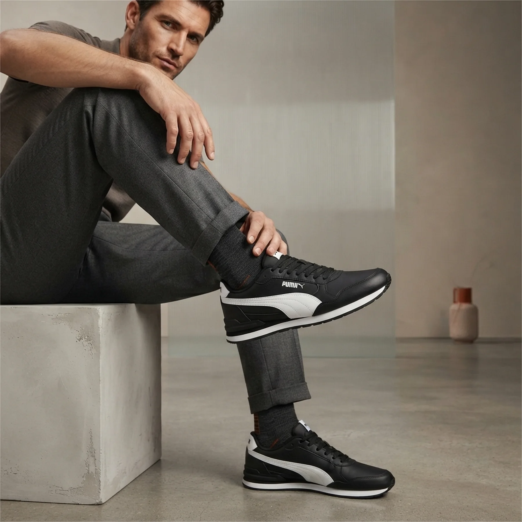 Кросівки UNI ST Runner v4 Leather 39906801 Puma 7 (40,5) Чорний
