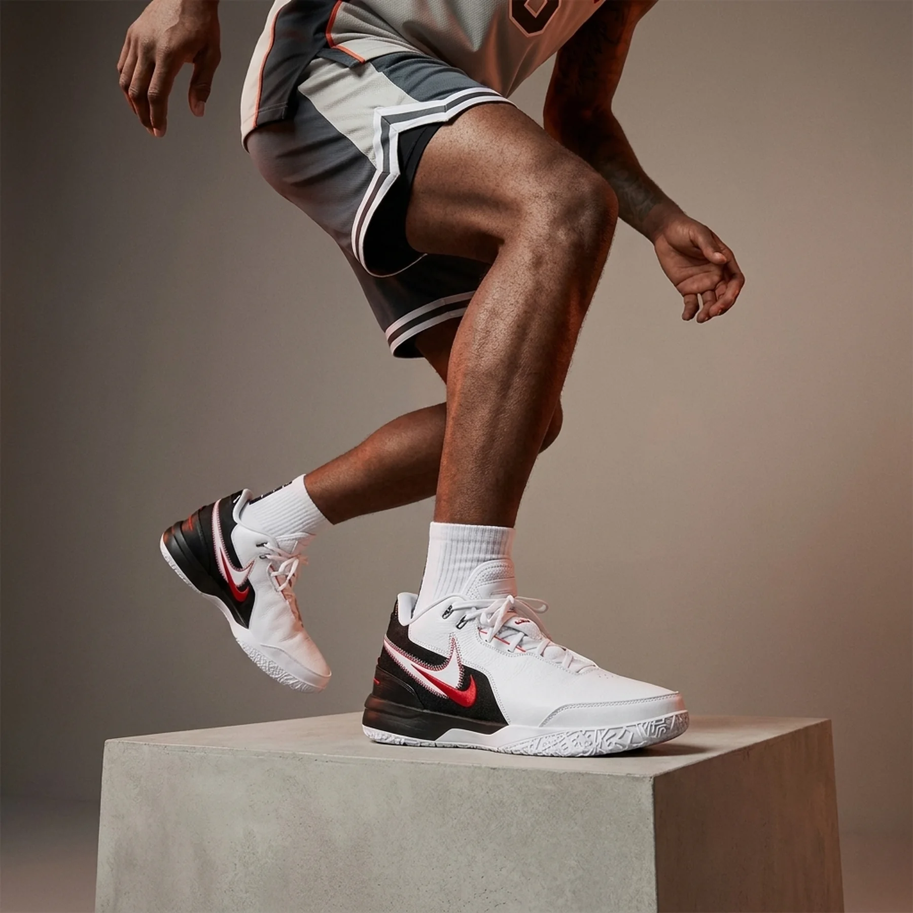 Кросівки унісекс Nike Lebron Nxxt Gen Ampd Basketball Shoes White/Black (FJ1566-100)