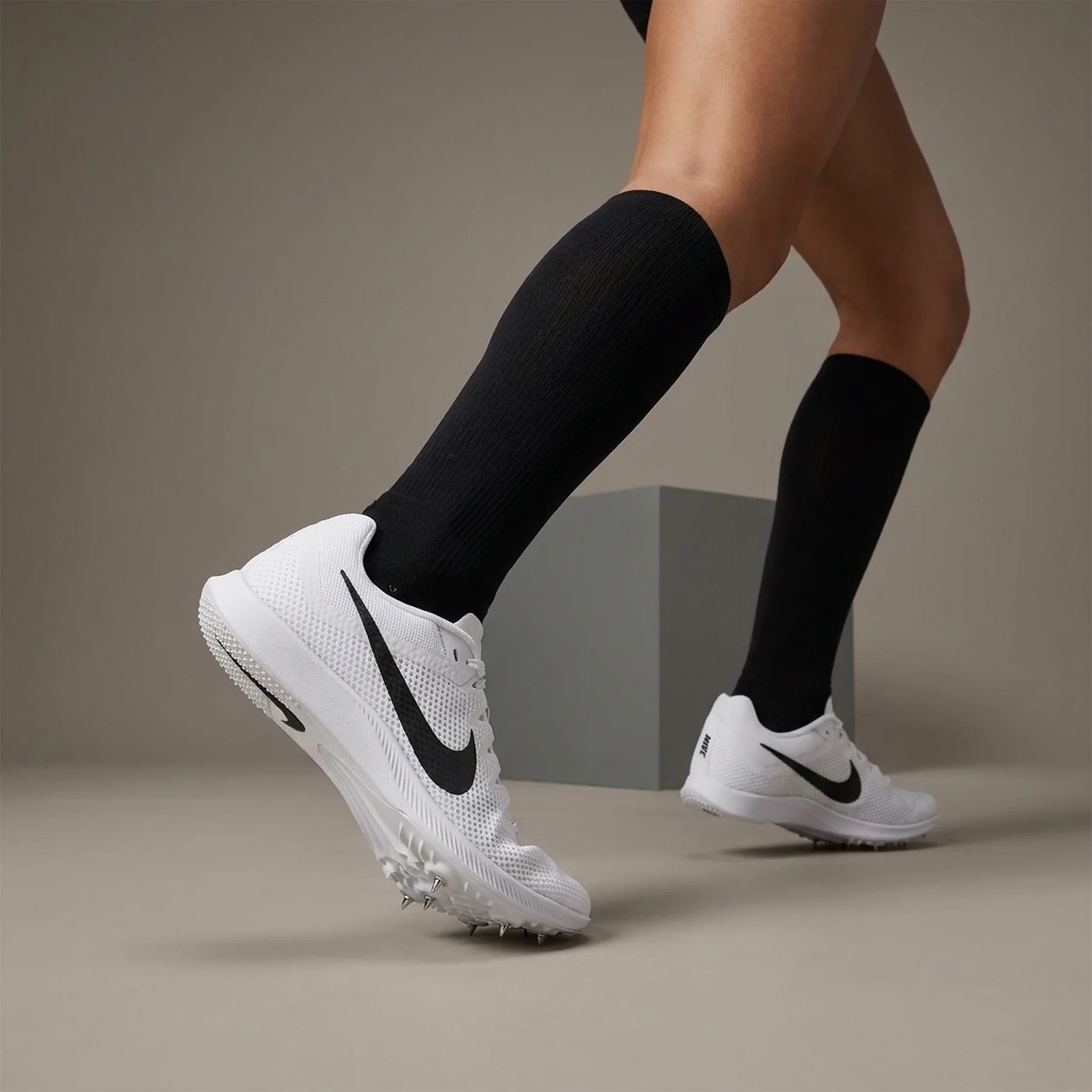Кросівки унісекс Nike Zoom Rival Distance (DC8725-100)