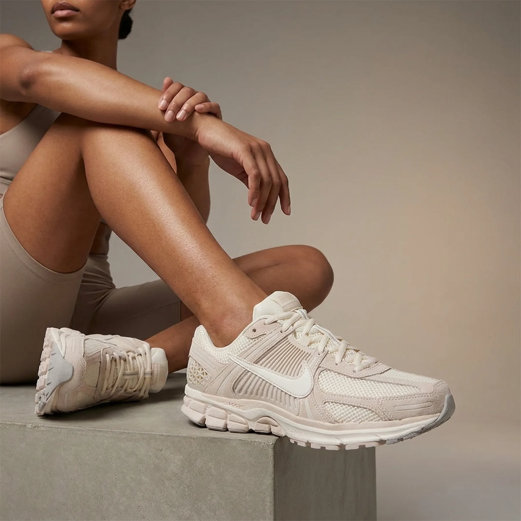 Кросівки унісекс Nike Zoom Vomero 5 (HF1553-100)