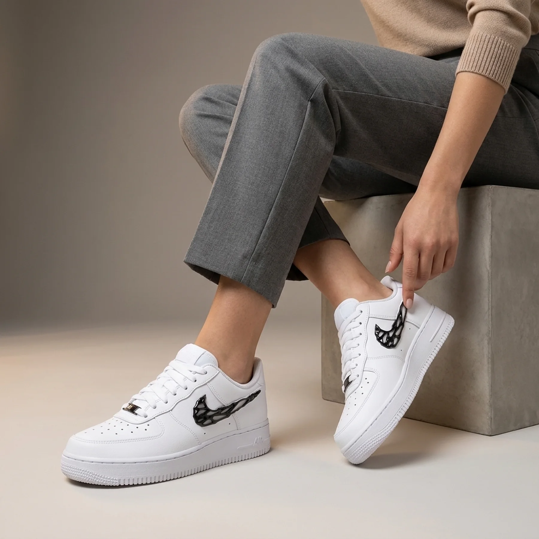 Кросівки W Nike Air Force 1 '07 LX "Liquid Metal Swoosh"