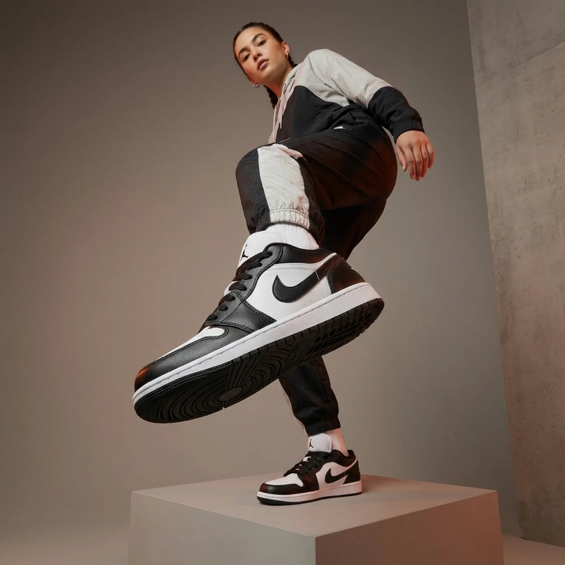 Кросівки Wmns Air Jordan 1 Low DC0774-101