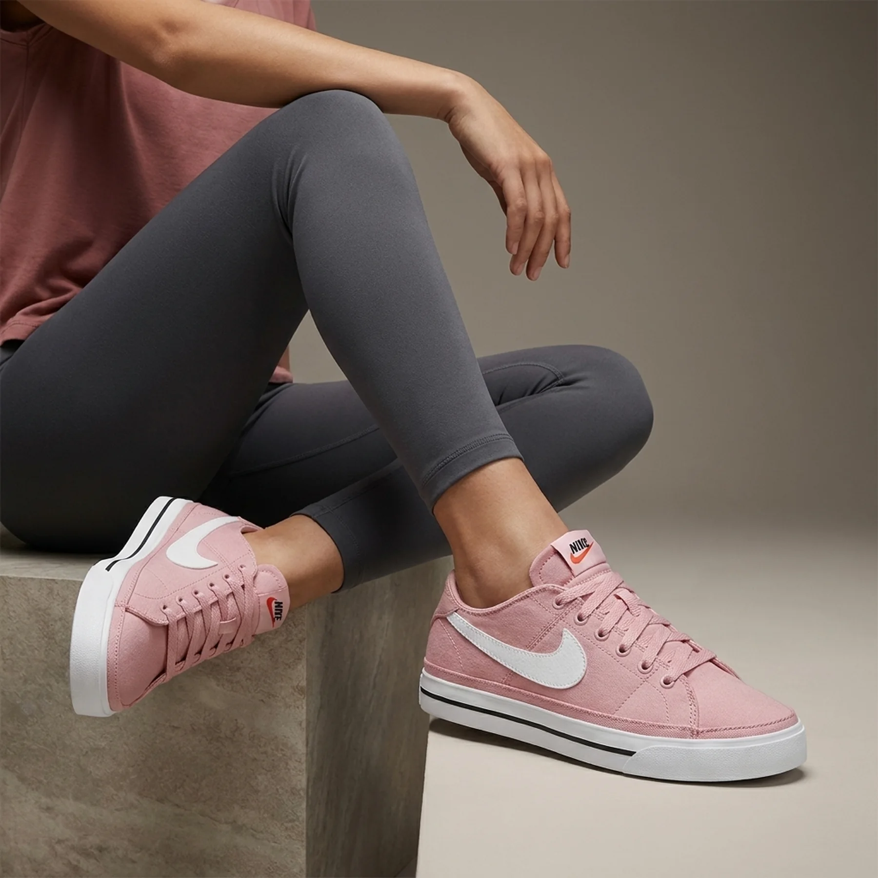 Кросівки WMNS NIKE COURT LEGACY CNVS CZ0294-601 Nike 5,5 (36) Розовий
