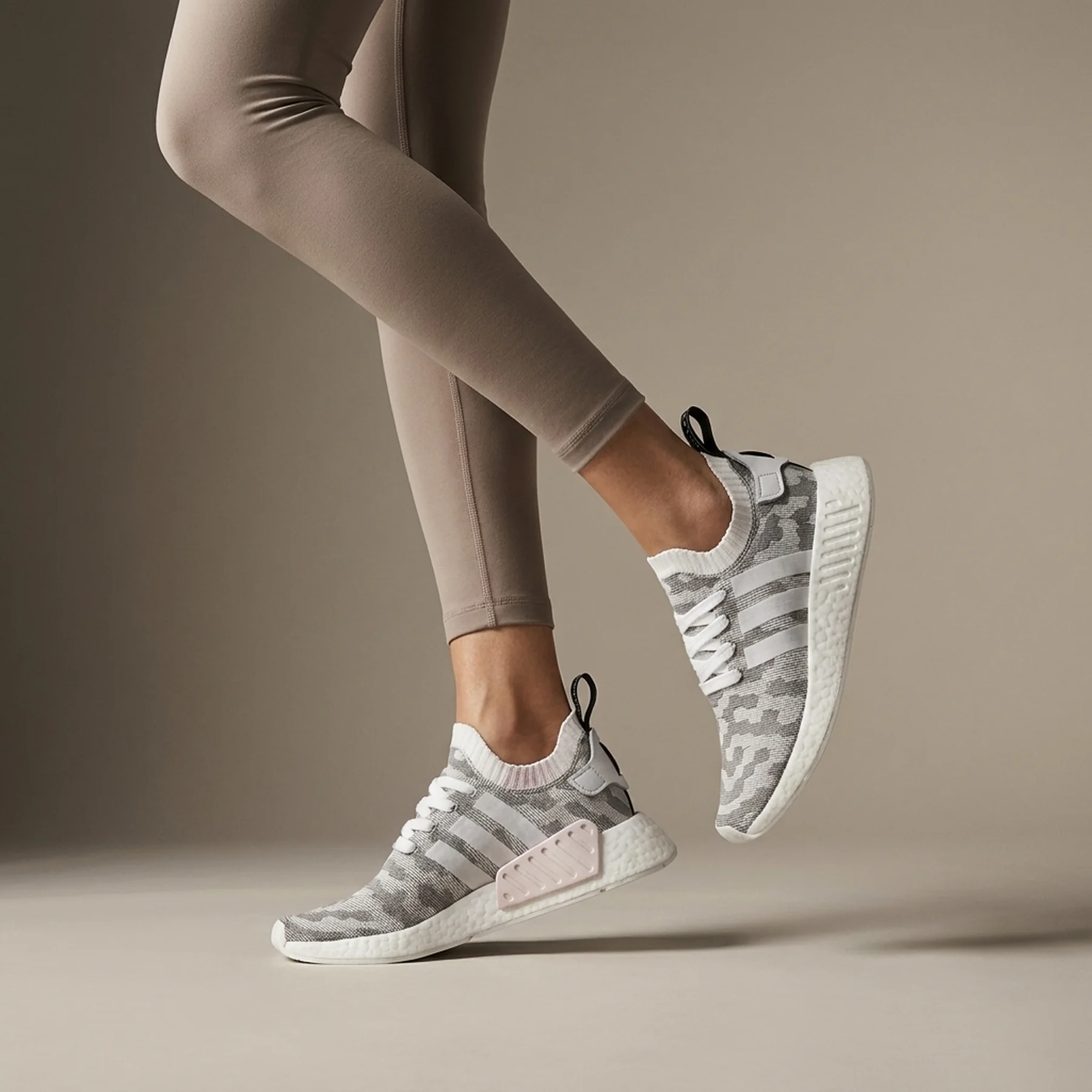 Кросівки жіночі Adidas Nmd R2 Primeknit (BY9520)