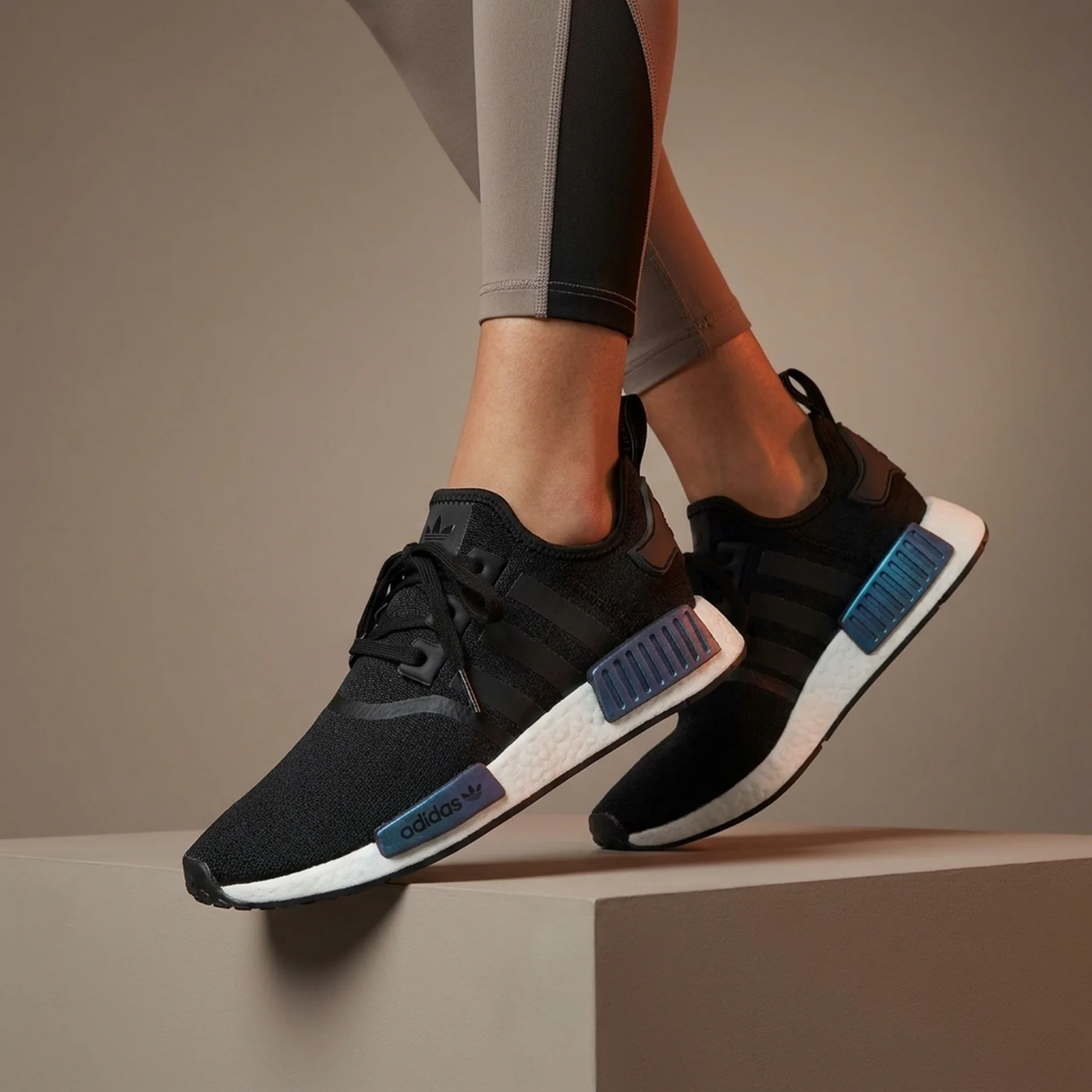 Кросівки жіночі Adidas Nmd_R1 (HQ4247)
