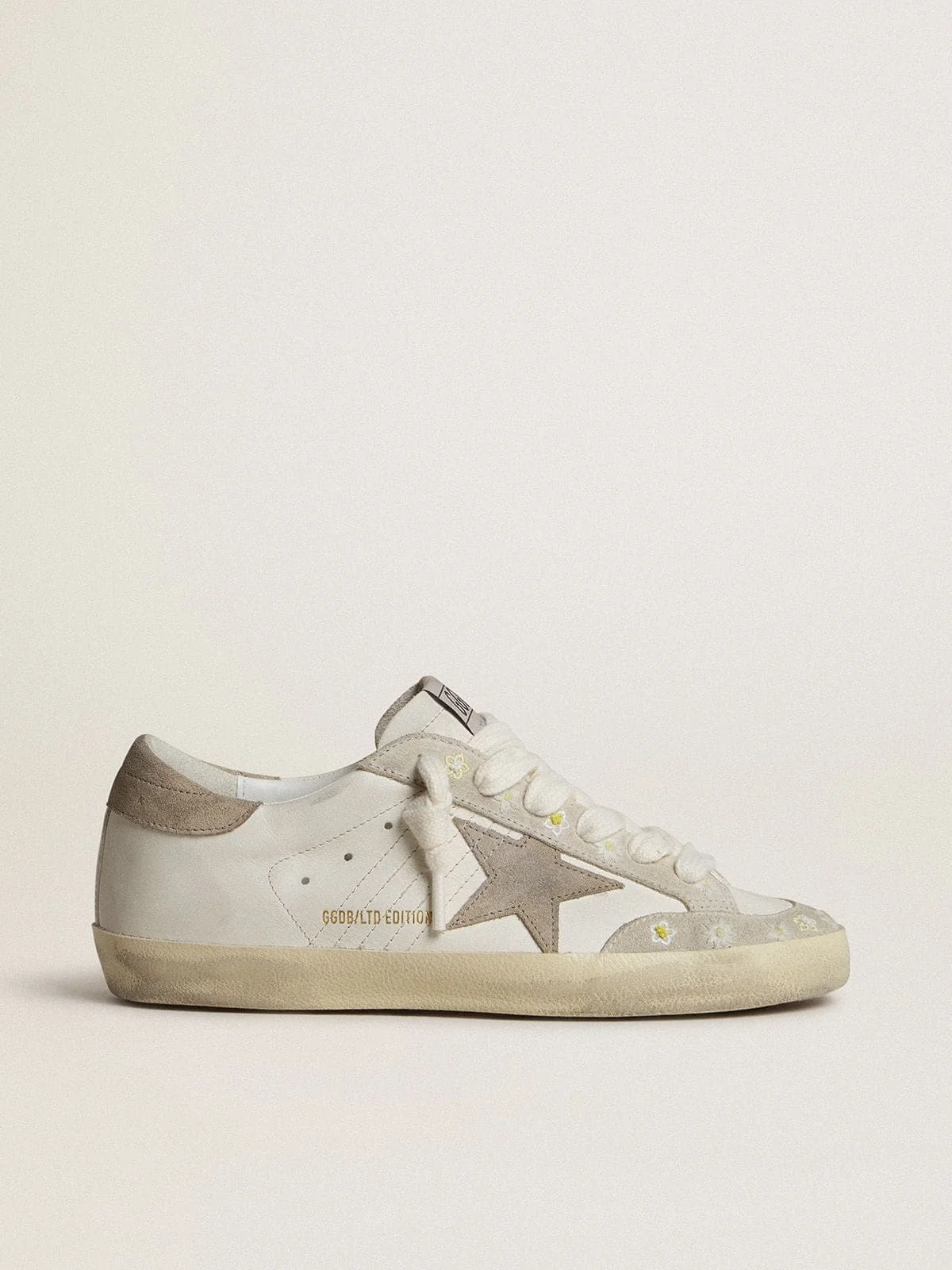 Кросівки жіночі Golden Goose Women’s Super-Star LTD with beige suede star and heel tab and floral embroidery