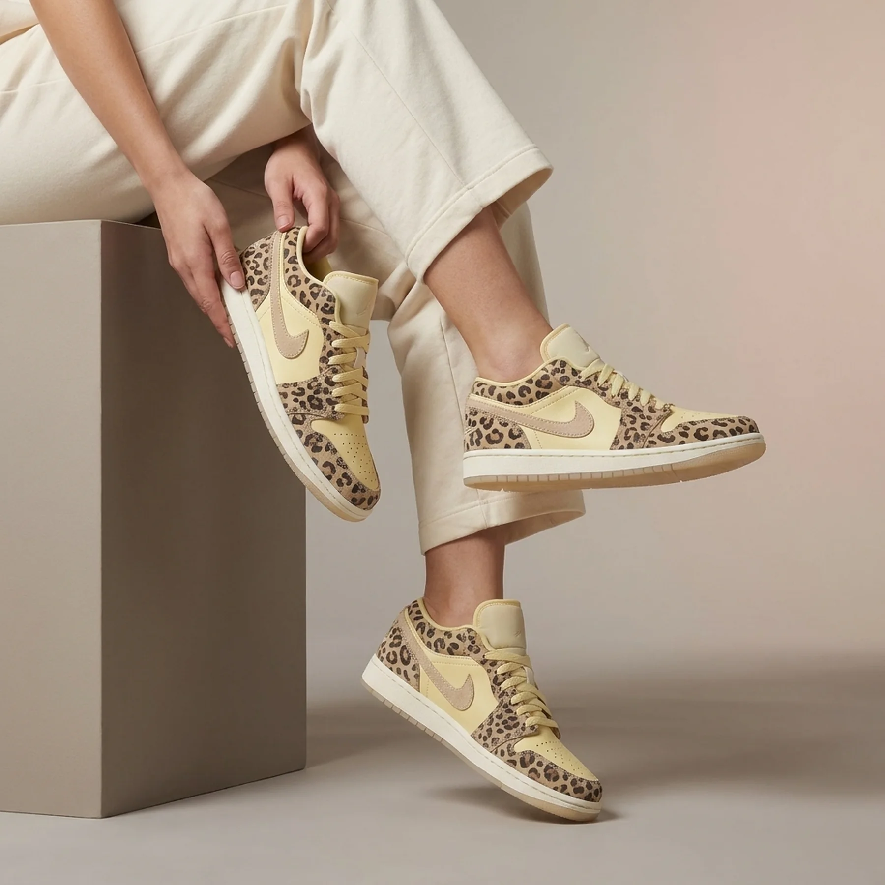 Кросівки жіночі Jordan 1 Low Snkrs Day (DN6998-700)