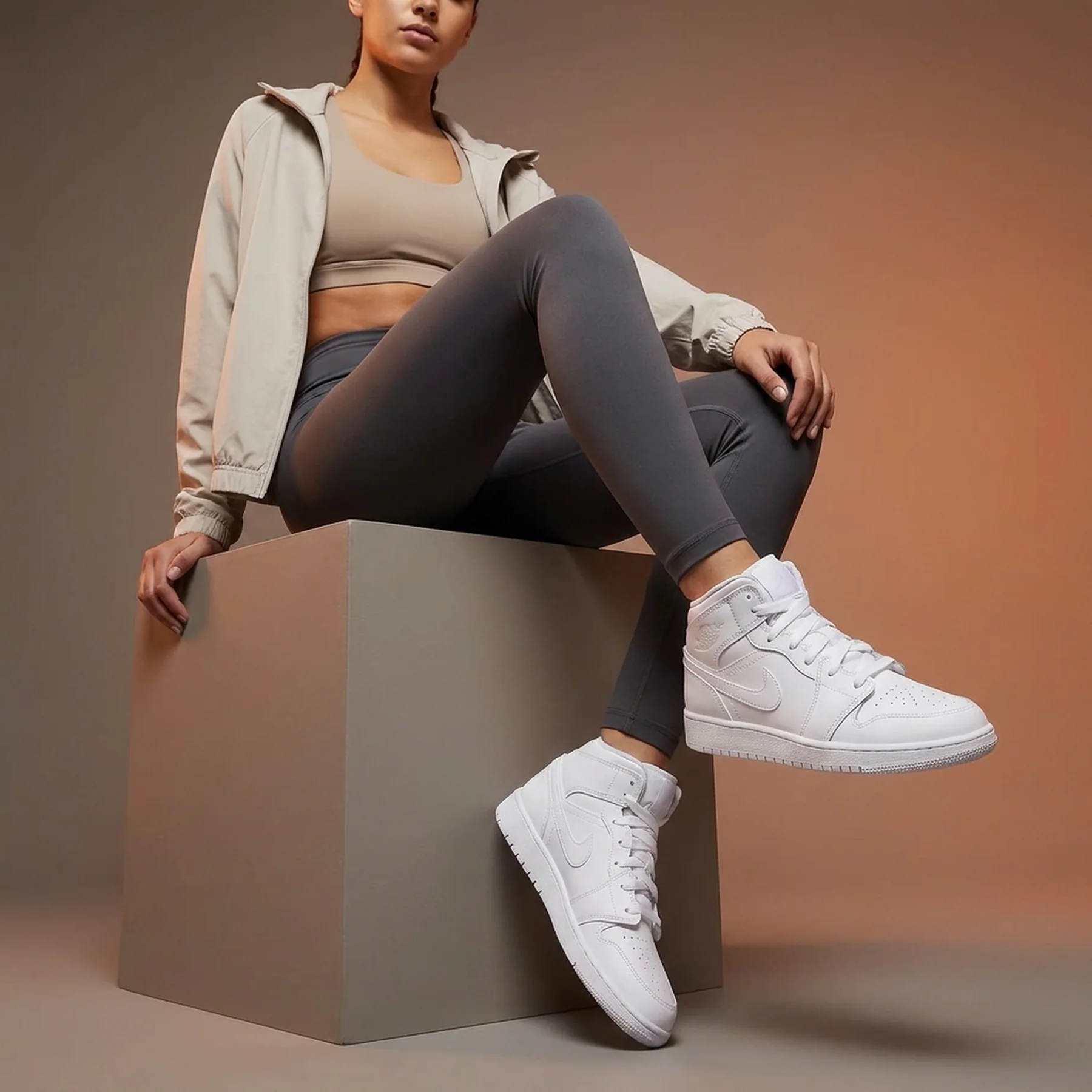 Кросівки жіночі Jordan 1 Mid (Gs) (554725-136)