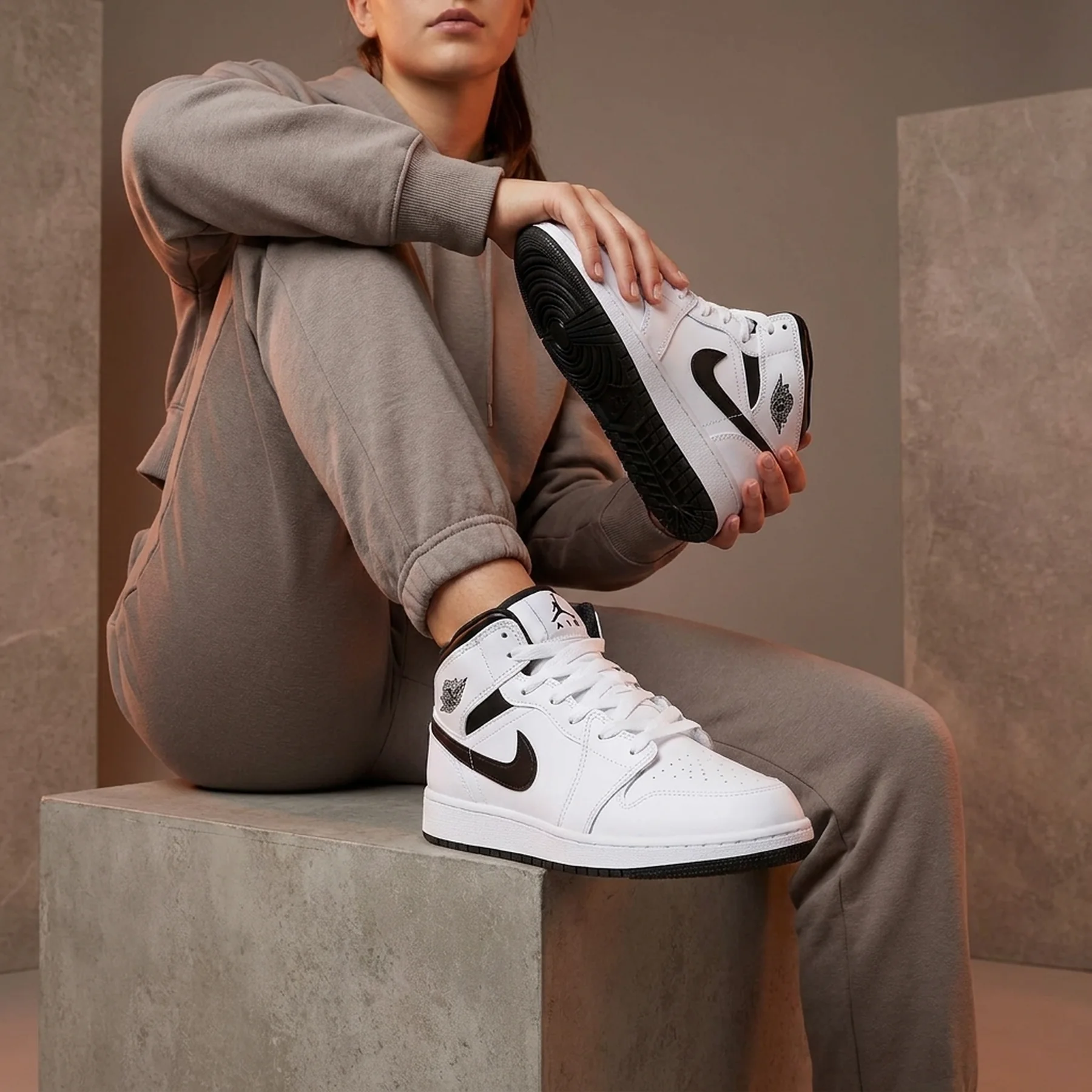 Кросівки жіночі Jordan Air 1 Mid (Gs) (DQ8423-132)