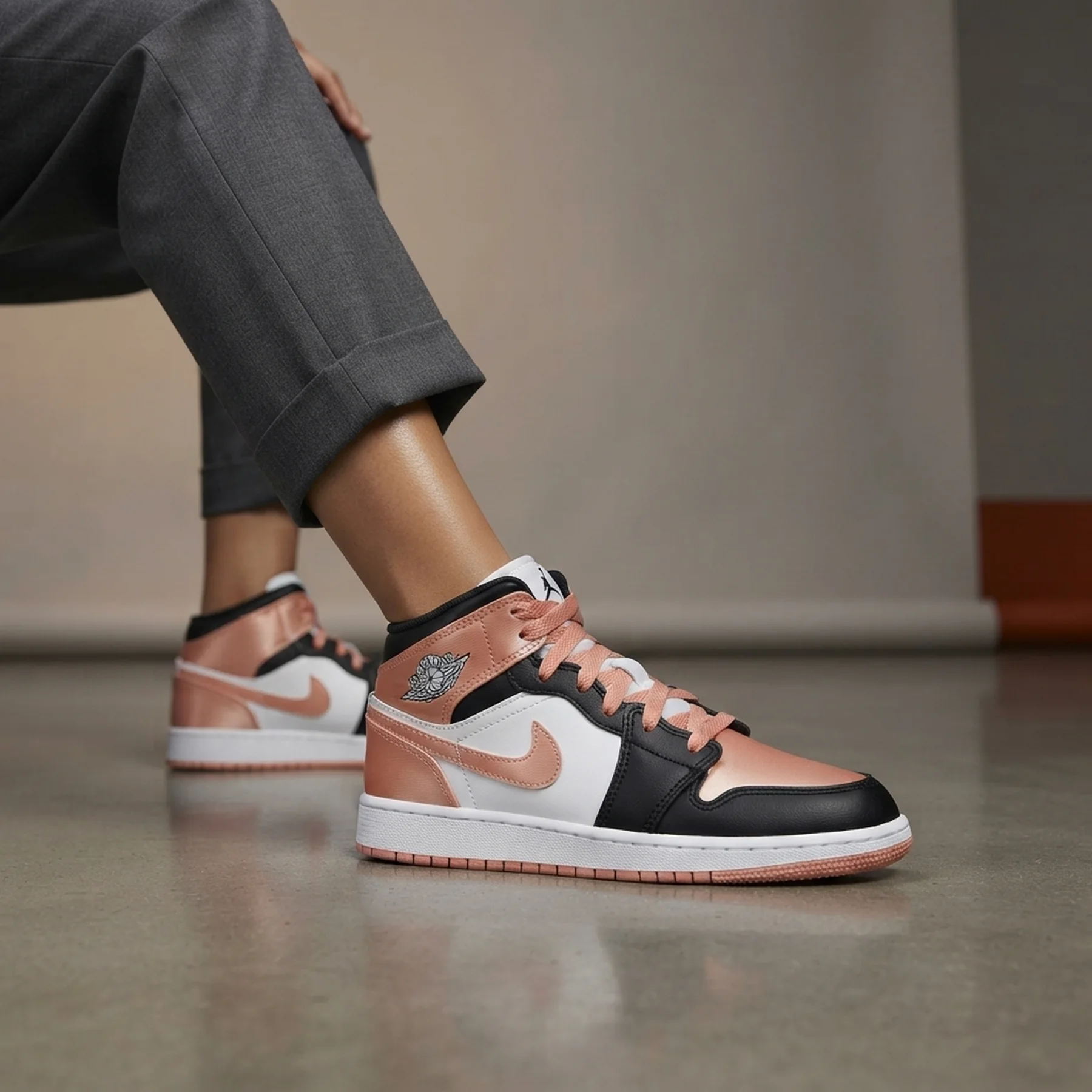 Кросівки жіночі Jordan Jordan 1 Mid Gs (DM9077-108)