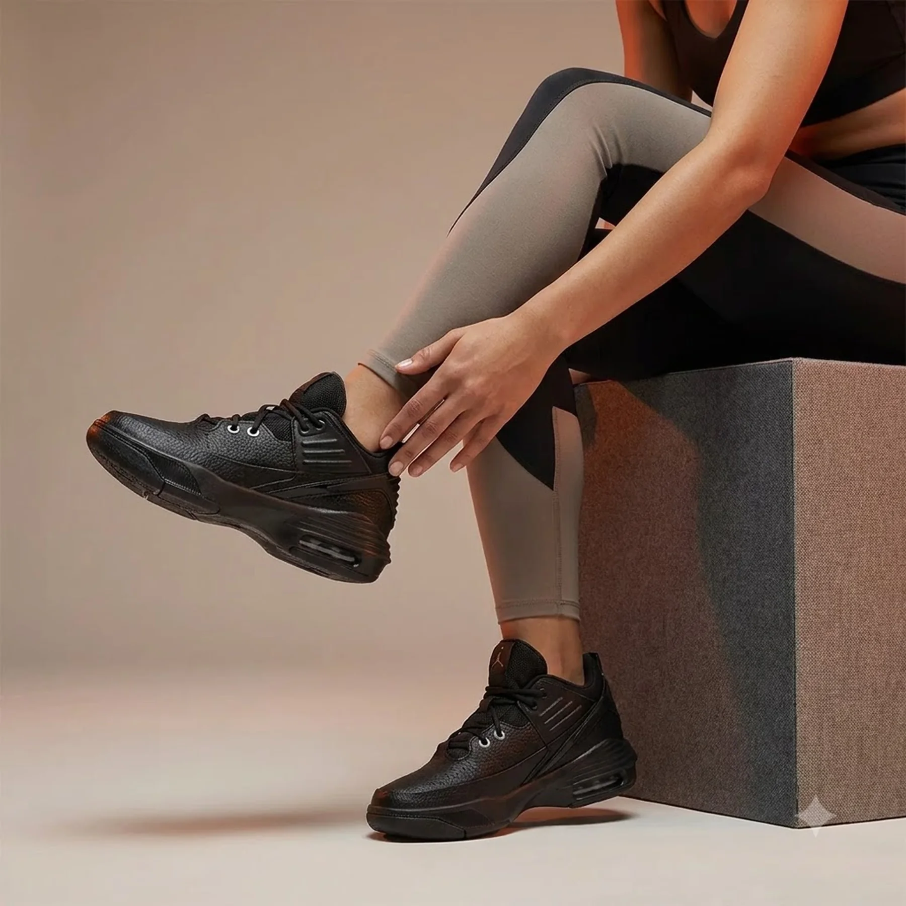 Кросівки жіночі Jordan Max Aura 5 (DZ4352-001)