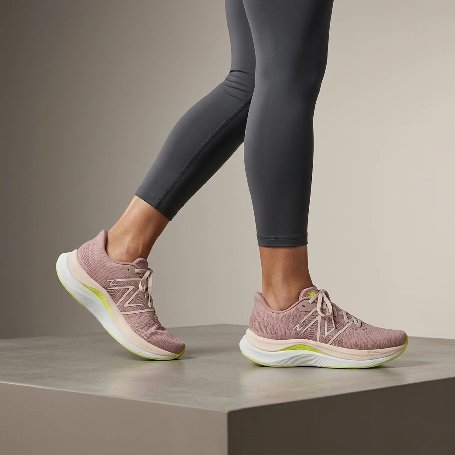 Кросівки жіночі New Balance Fuelcell Propel V4 W (WFCPRCP4)