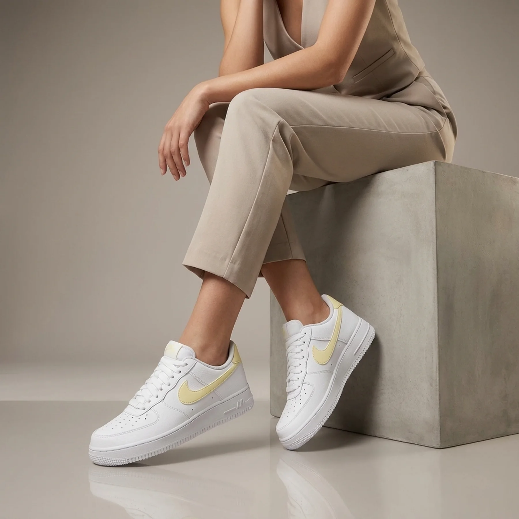 Кросівки жіночі Nike Air Force 1 07 (FQ2742-100)