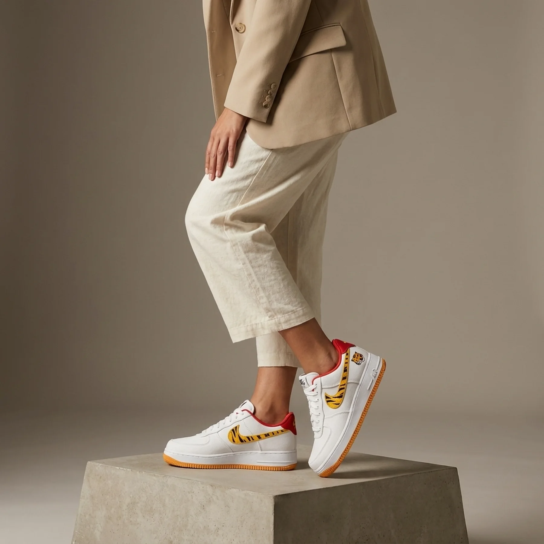 Кросівки жіночі Nike Air Force 1 '07 Lx (DR0148-171)