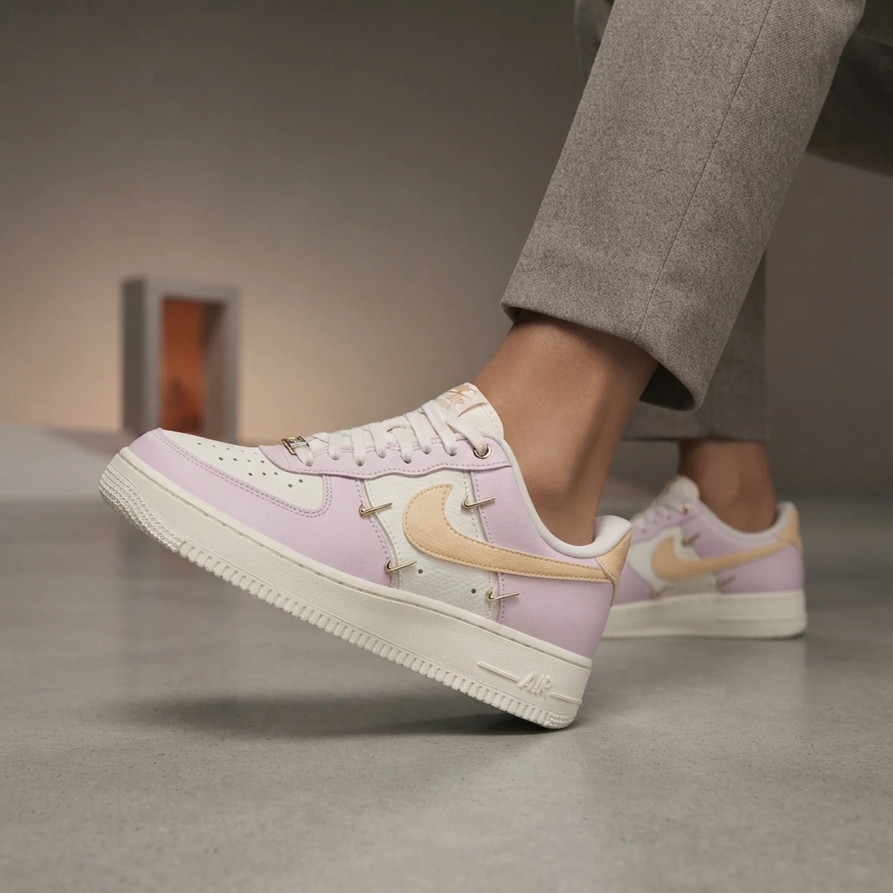 Кросівки жіночі Nike Аir Force 1 `07 Lx (IB2574-600)