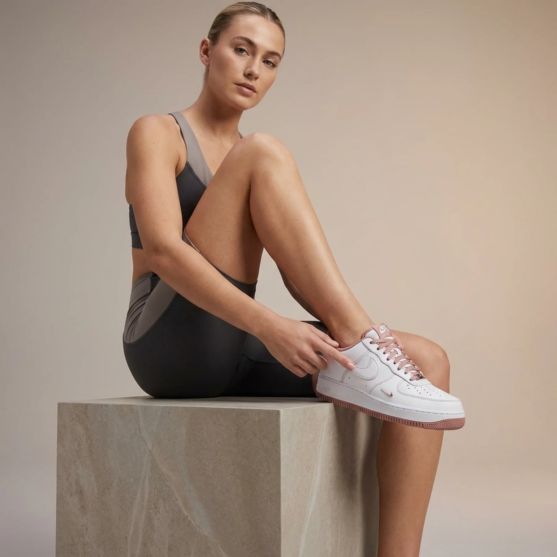 Кросівки жіночі Nike Air Force 1 07 Mini Jewel White (IB6543-100)