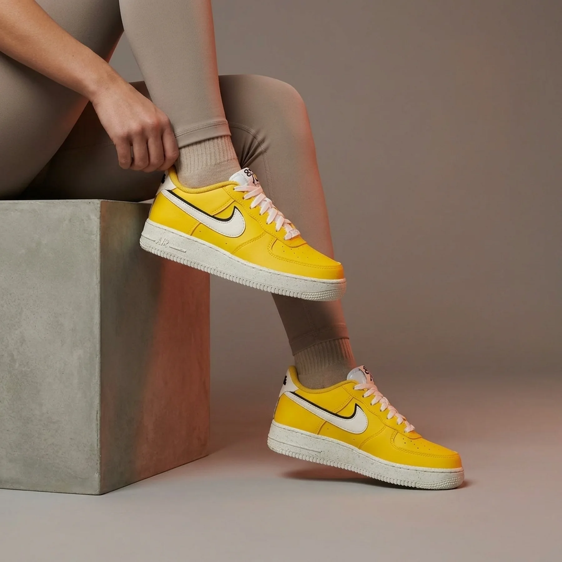 Кросівки жіночі Nike Air Force 1 Lv8 (DQ0359-700)